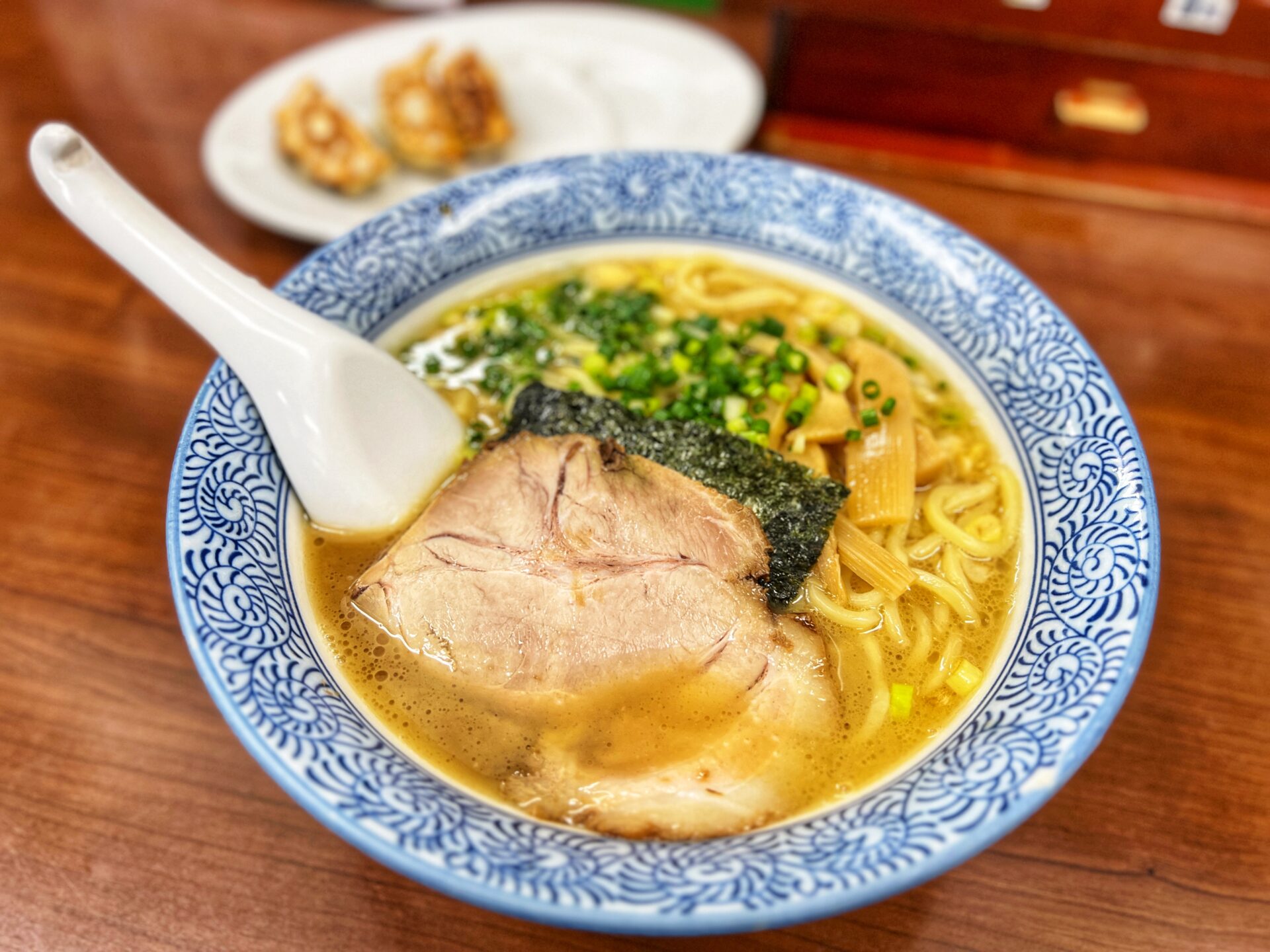 川越市「中華食堂大門 川越本店」倉庫にしか見えない看板のないラーメン屋さん