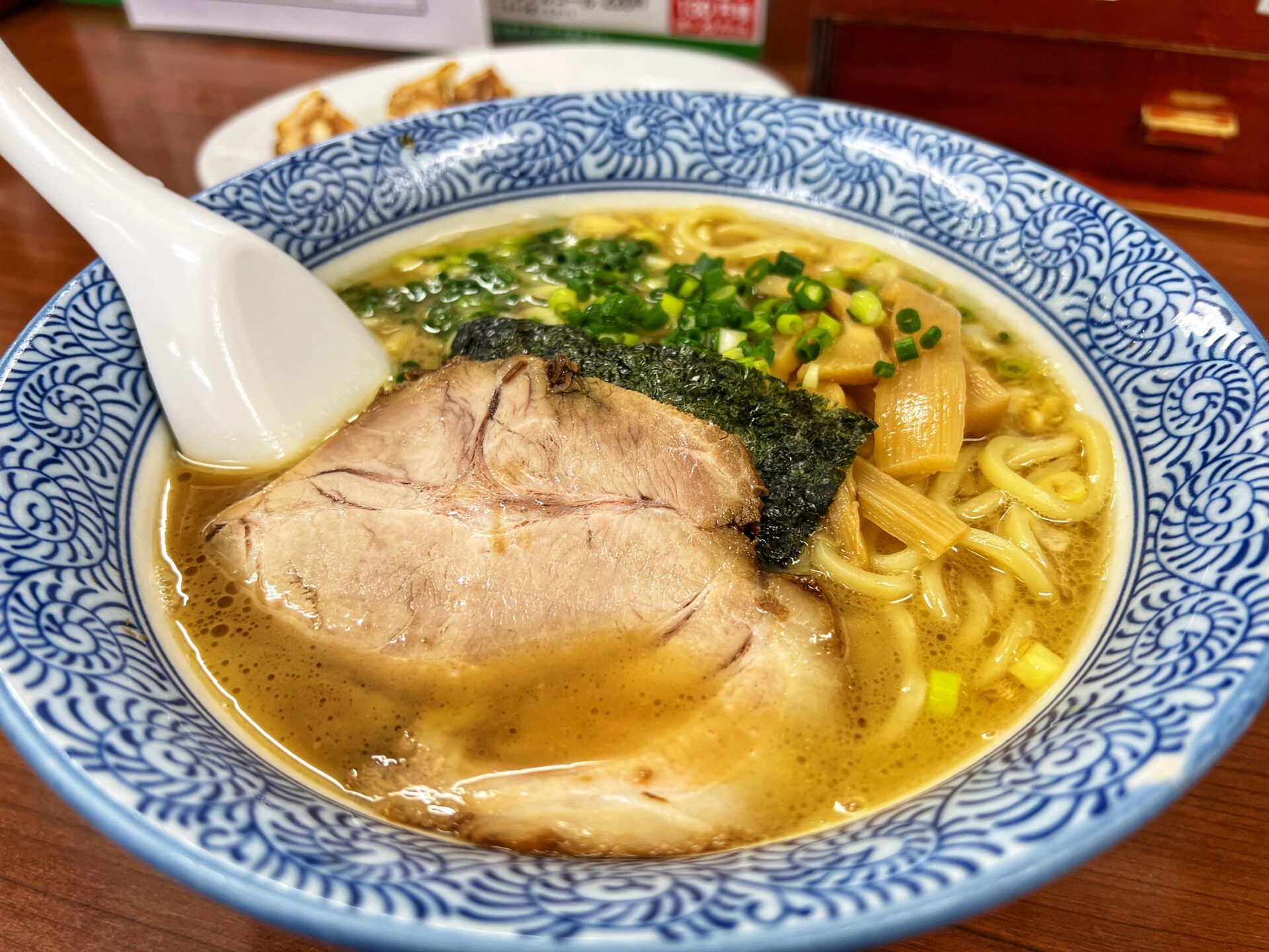 川越市「中華食堂大門 川越本店」倉庫にしか見えない看板のないラーメン屋さん