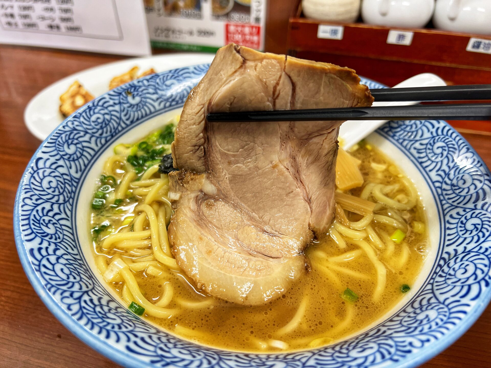 川越市「中華食堂大門 川越本店」倉庫にしか見えない看板のないラーメン屋さん