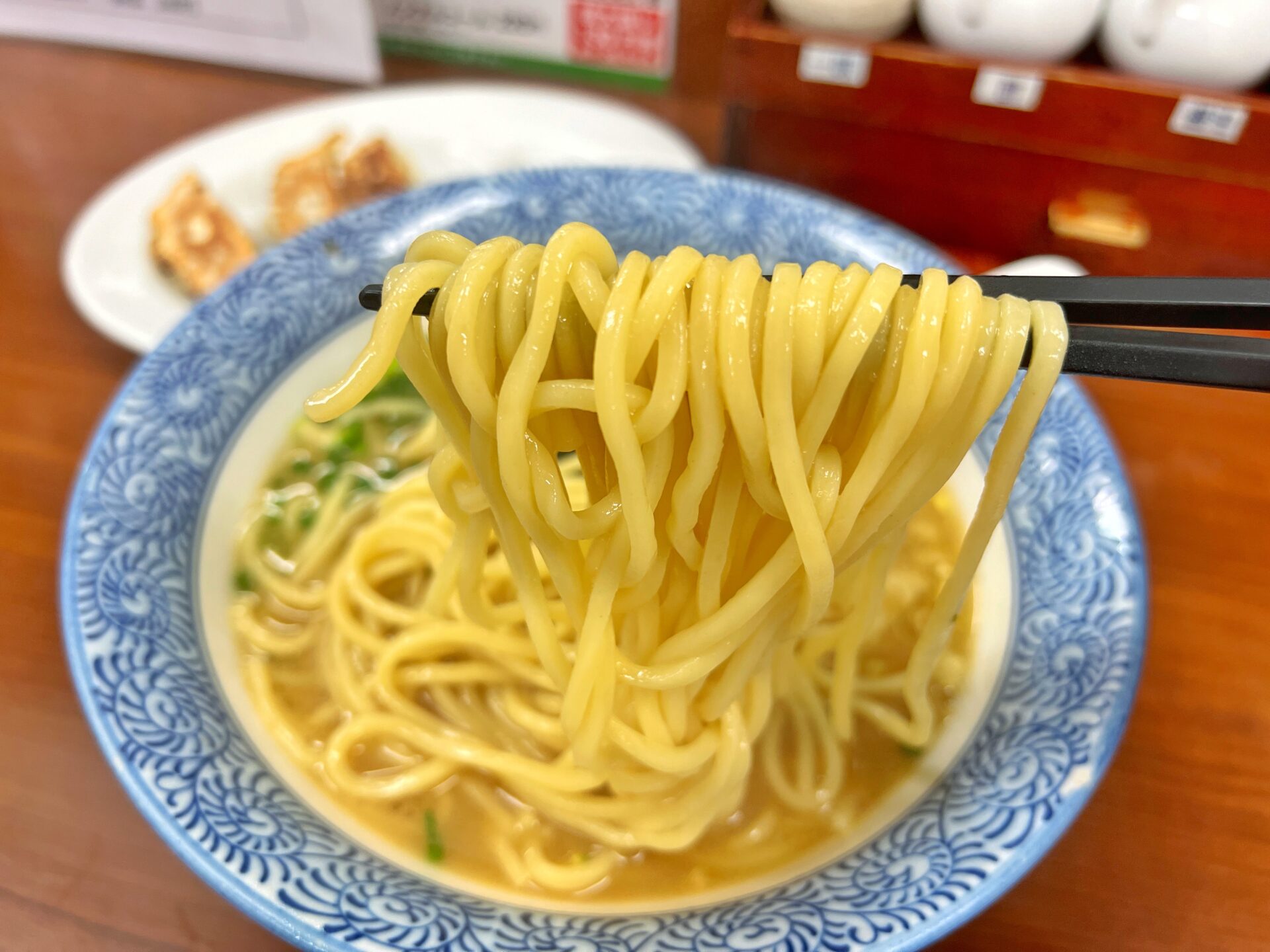 川越市「中華食堂大門 川越本店」倉庫にしか見えない看板のないラーメン屋さん