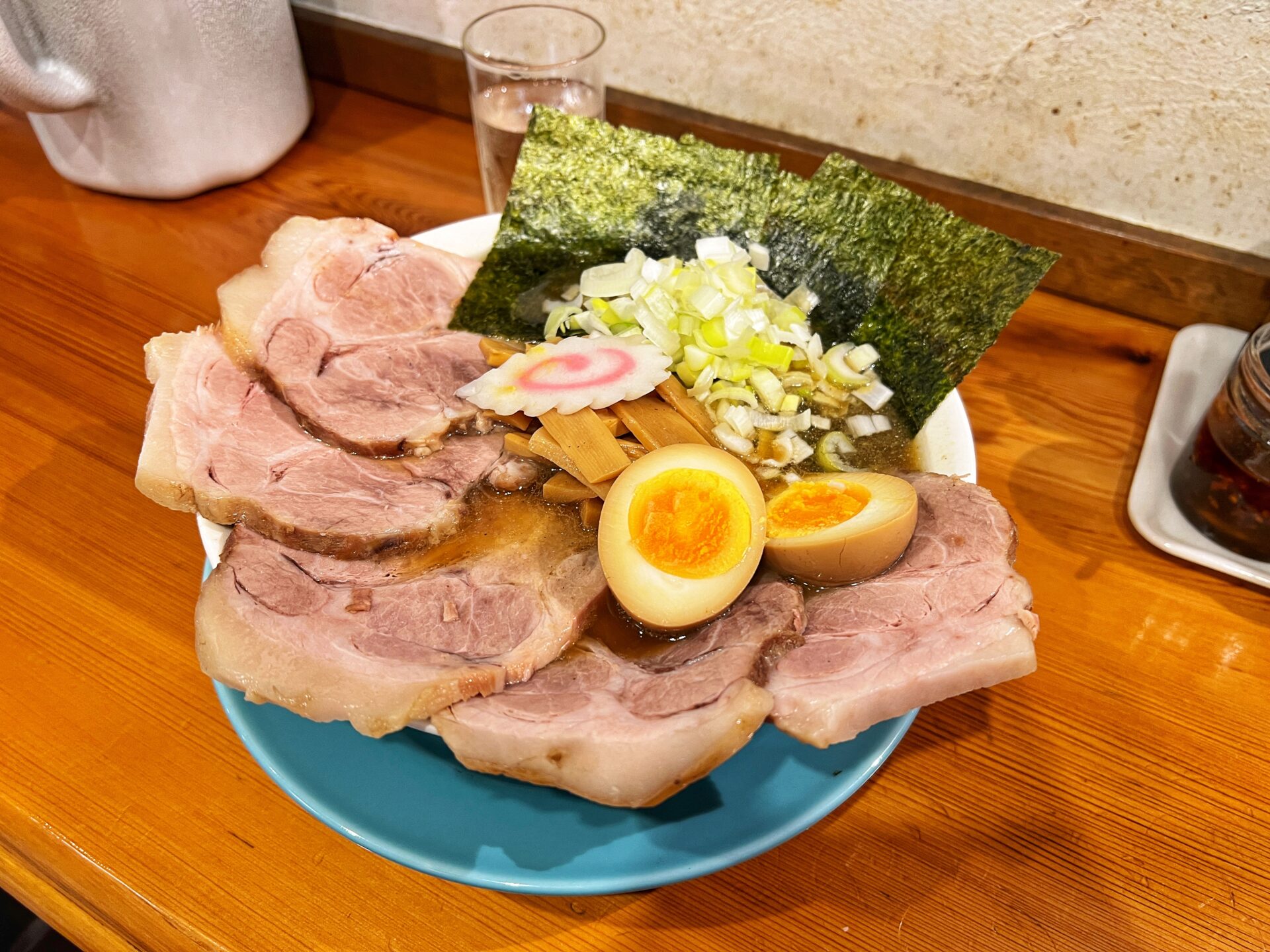 入間市「つけそば麵吉」肉肉肉！爆盛すぎる厚切りチャーシューの最高な一杯