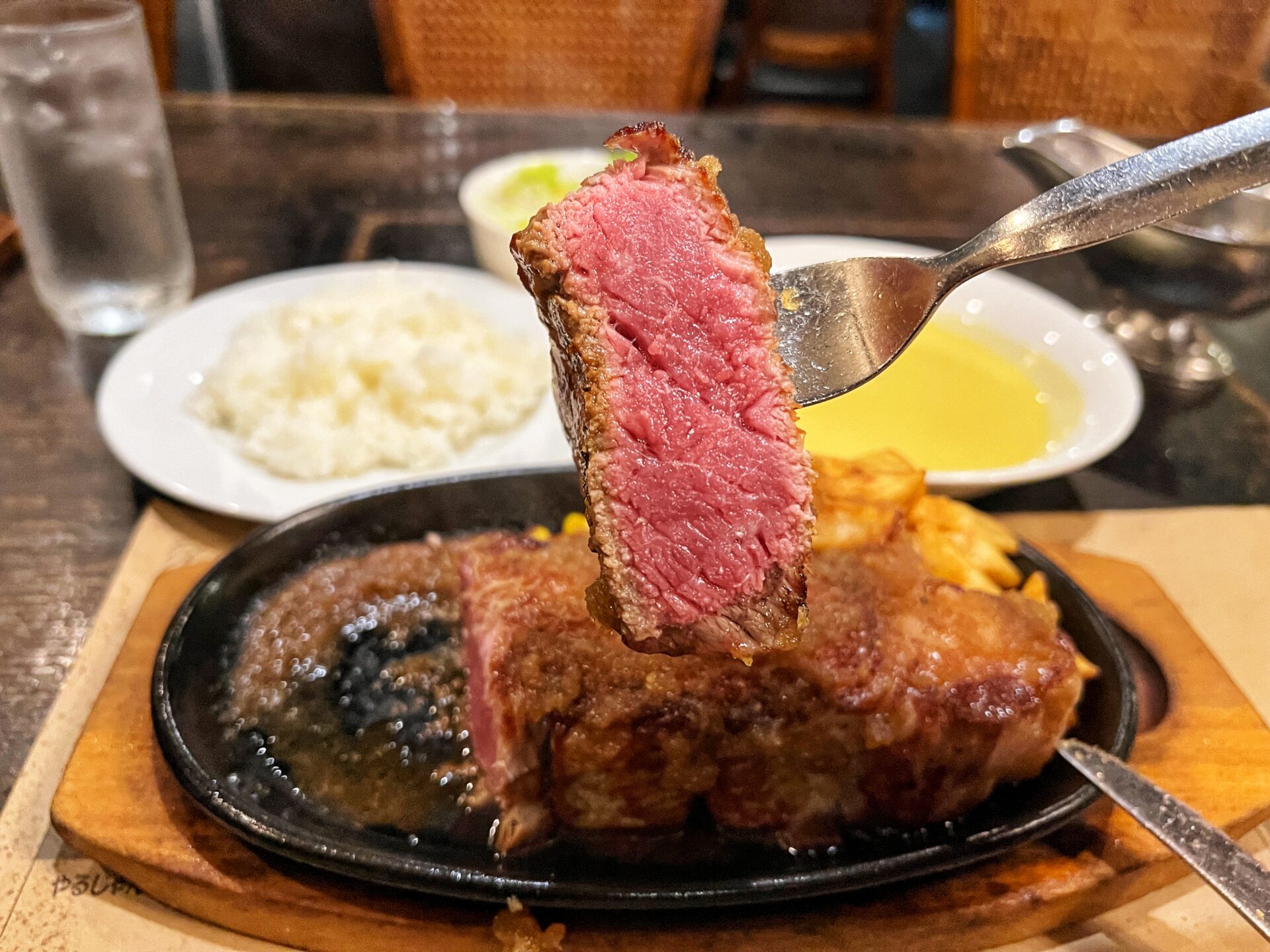 川口市「ステーキやるじゃん 本店」創業30年越え！1ポンドのびっくりサーロインを爆食