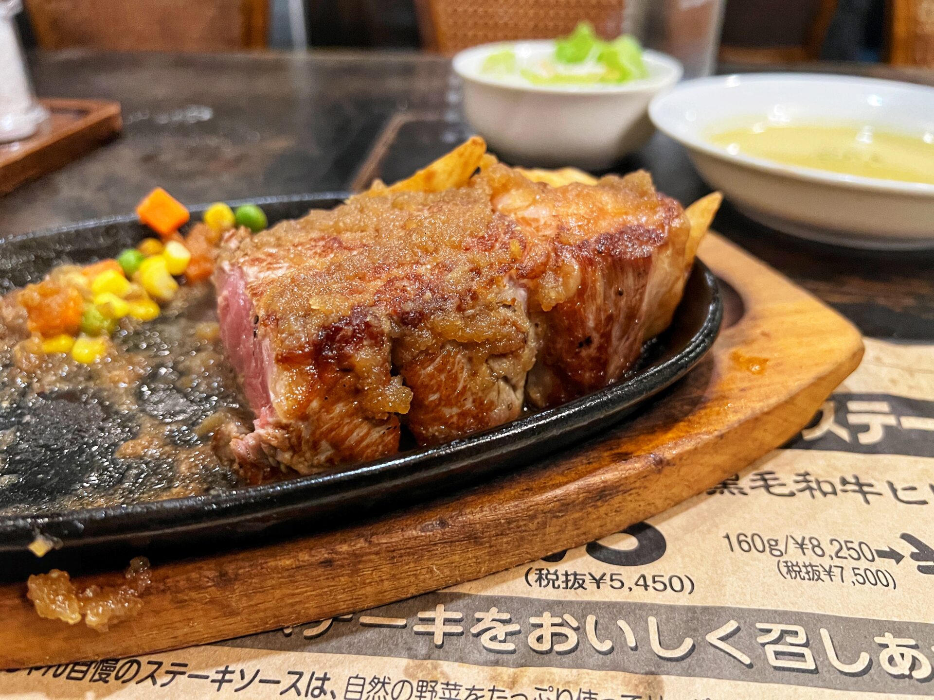 川口市「ステーキやるじゃん 本店」創業30年越え！1ポンドのびっくりサーロインを爆食