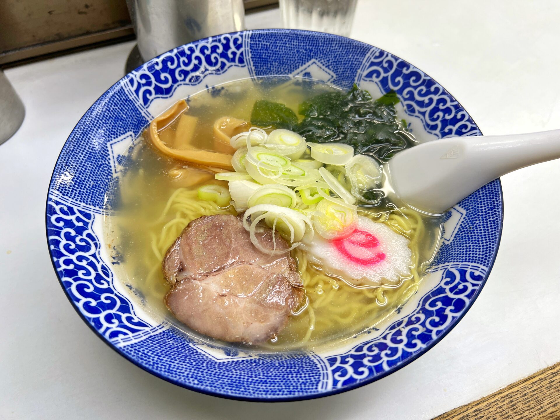 春日部市「東武らーめん」春日部駅ホームにある立ち食い600円の絶品塩ラーメン