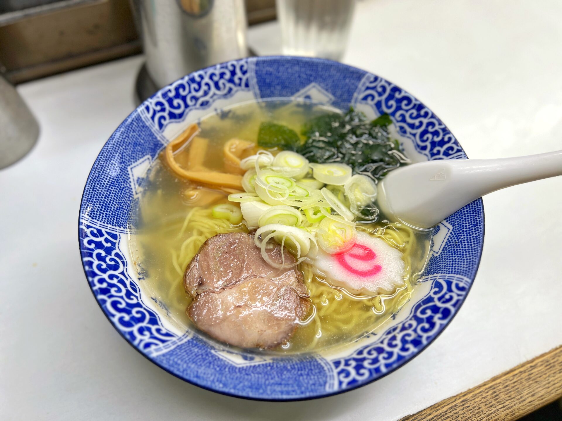 春日部市「東武らーめん」春日部駅ホームにある立ち食い600円の絶品塩ラーメン