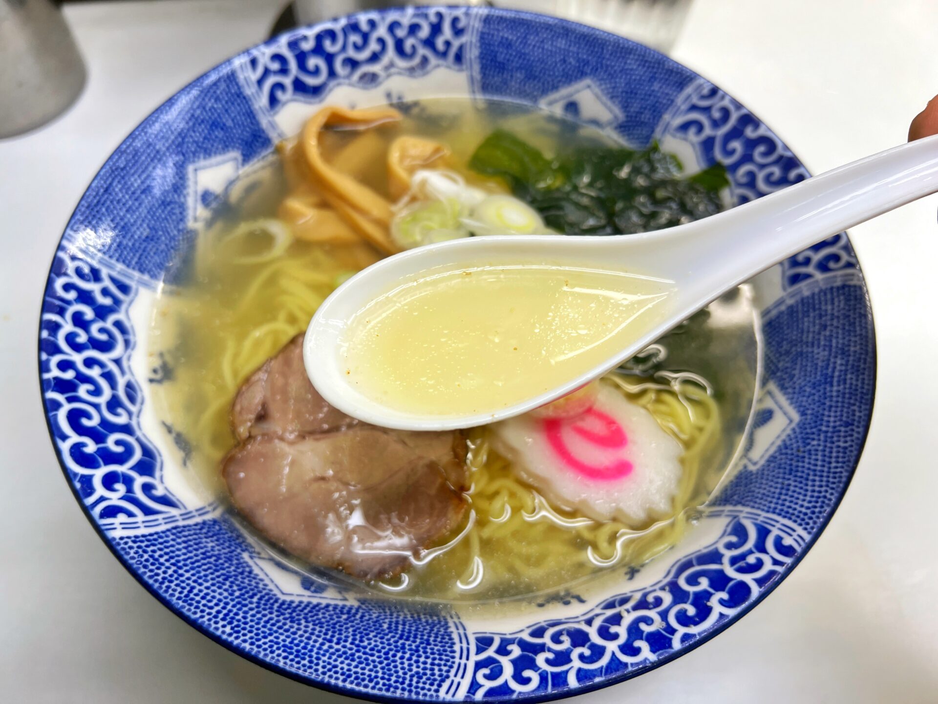 春日部市「東武らーめん」春日部駅ホームにある立ち食い600円の絶品塩ラーメン