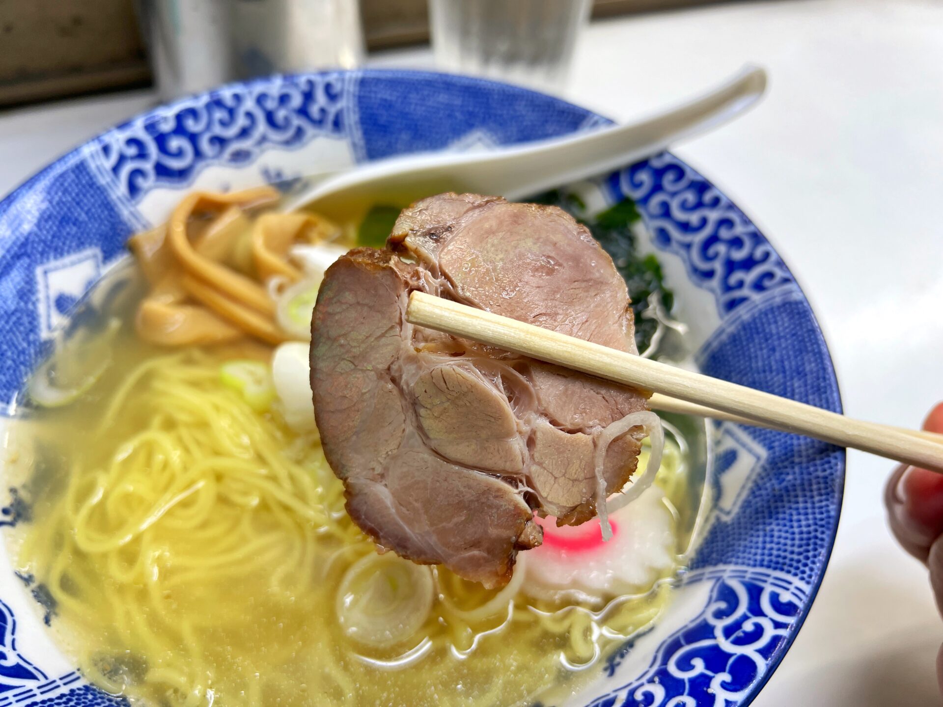 春日部市「東武らーめん」春日部駅ホームにある立ち食い600円の絶品塩ラーメン