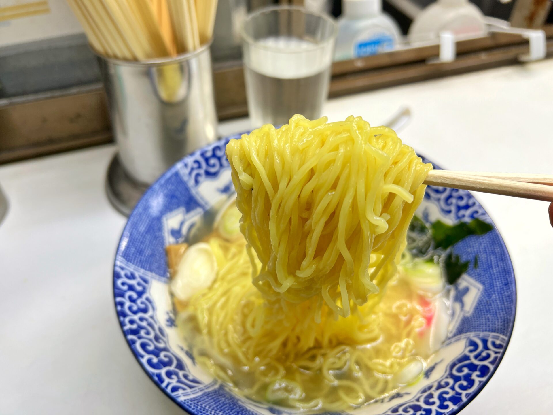 春日部市「東武らーめん」春日部駅ホームにある立ち食い600円の絶品塩ラーメン