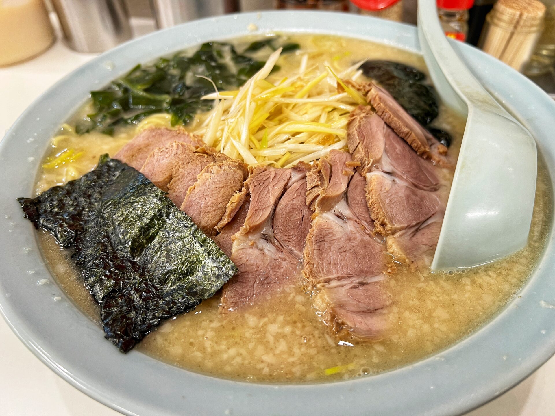 川口市「とんとんラーメン」国道122号線沿いで大人気のネギチャーシューメンを食べてきた