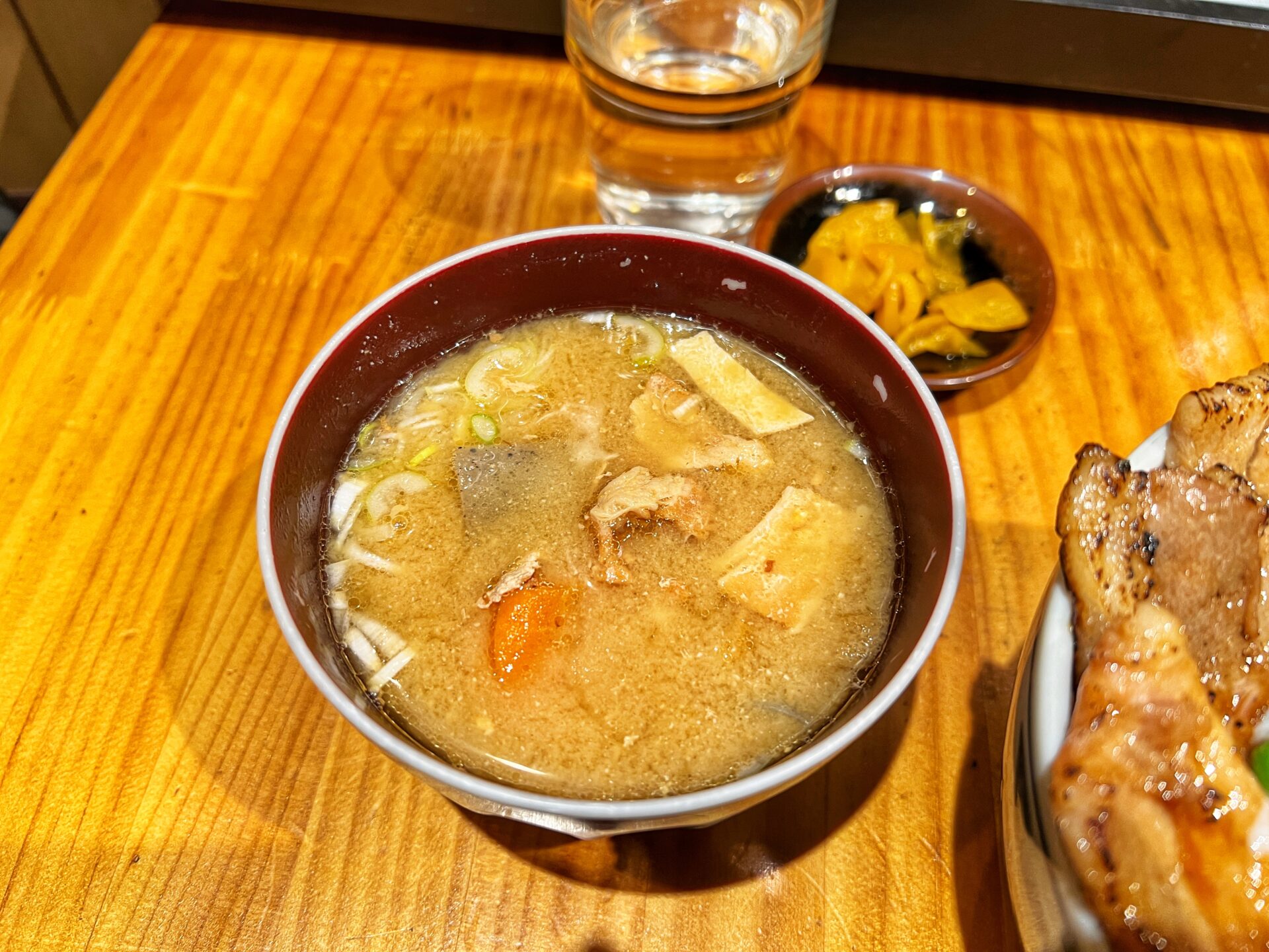 春日部市「十勝亭」ローストバラの二刀流！味わえるミックスを大盛りで食べてきた