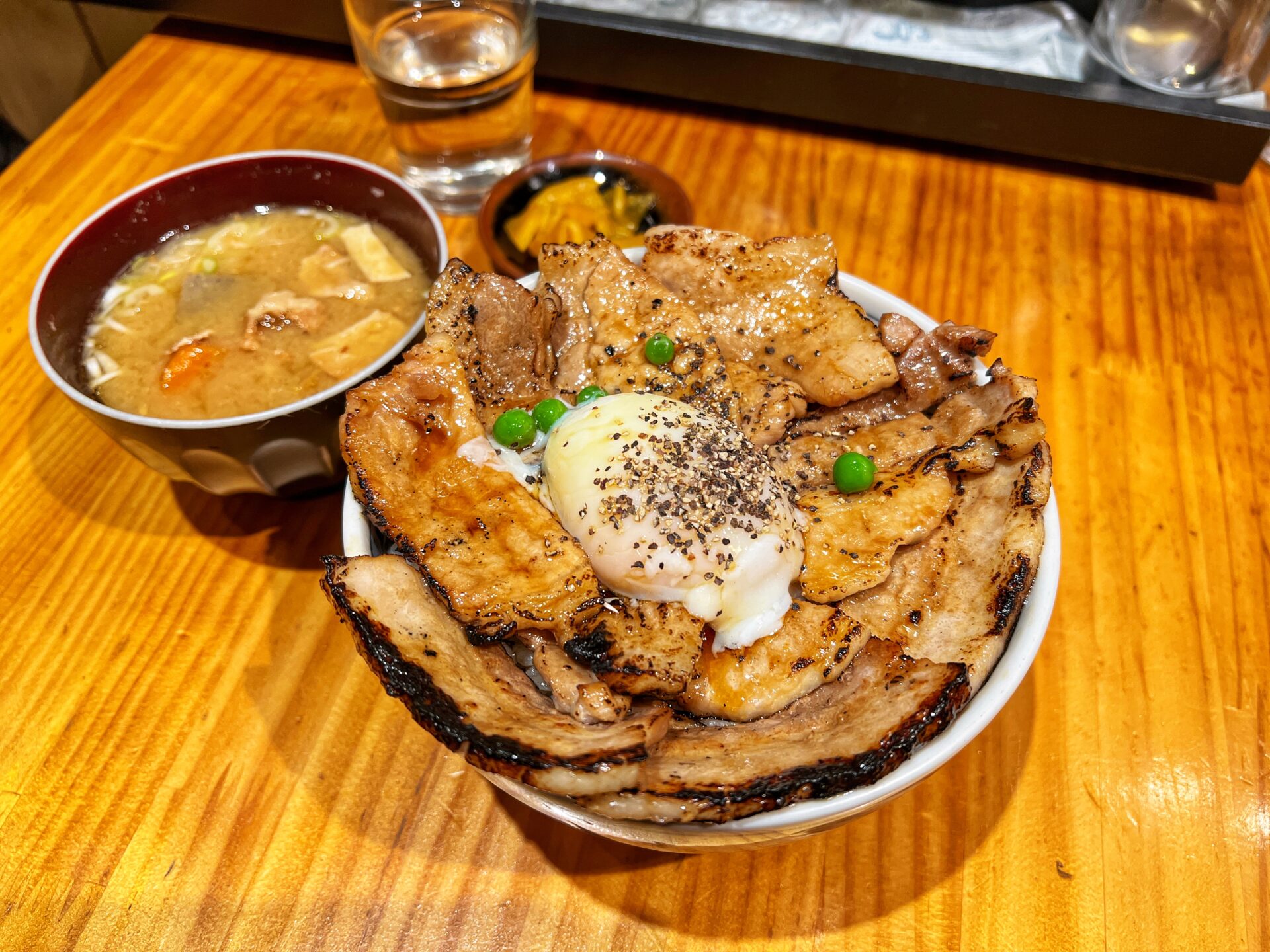 春日部市「十勝亭」ローストバラの二刀流！味わえるミックスを大盛りで食べてきた