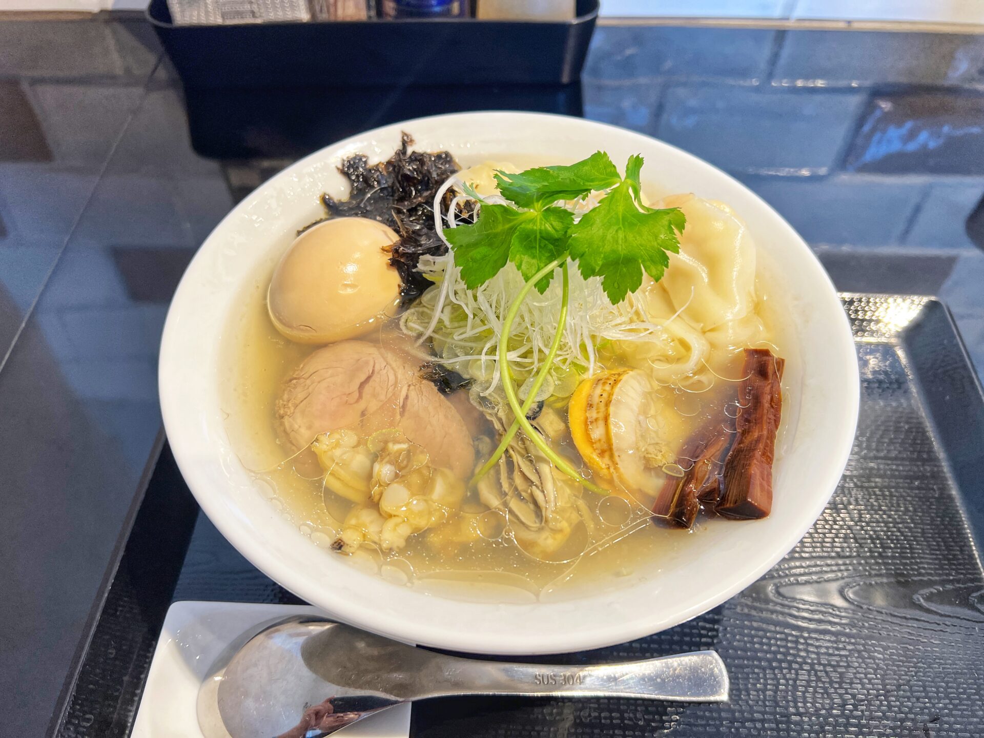 北本市「Fishmen（フィッシュメン）」牡蠣やホタテが丸ごと入った豪快鮮魚系ラーメン