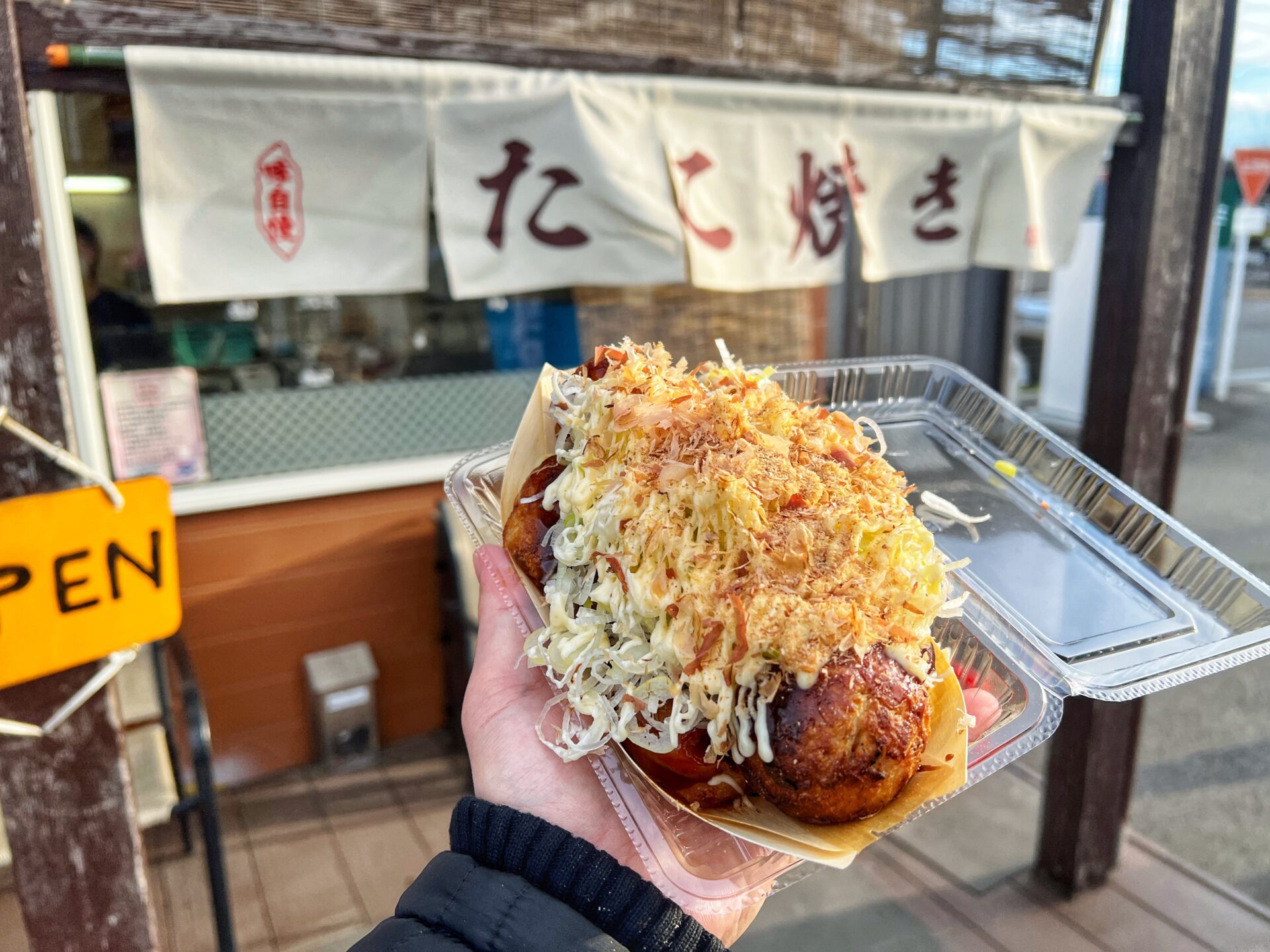 鶴ヶ島市「たこ顔 鶴ヶ島店」蓋がしまらん！外カリ中トロな大玉ネギマヨたこ焼き