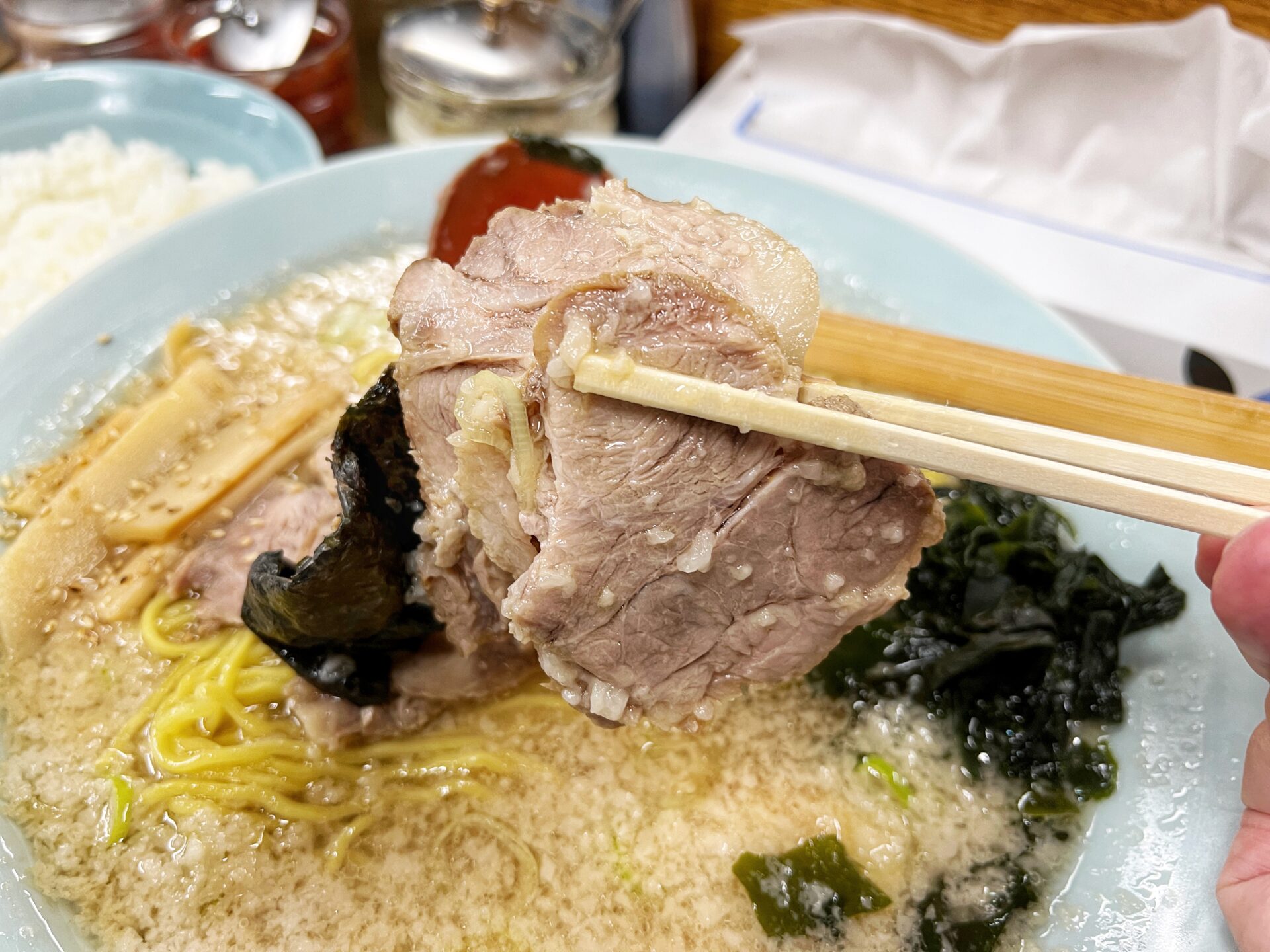 川口市「ラーメンHOUSE リュウビ」がっつり深夜3時まで啜れる背脂無双のラーメン