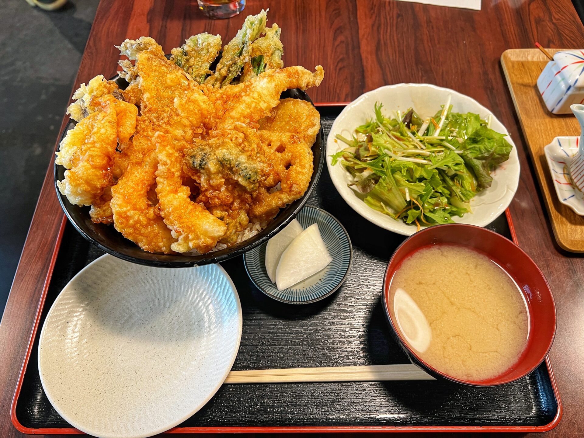 和光市「大衆酒場 朝霞 ミフネ」大人気ランチ！爆量で1000円のデカ盛り天丼定食