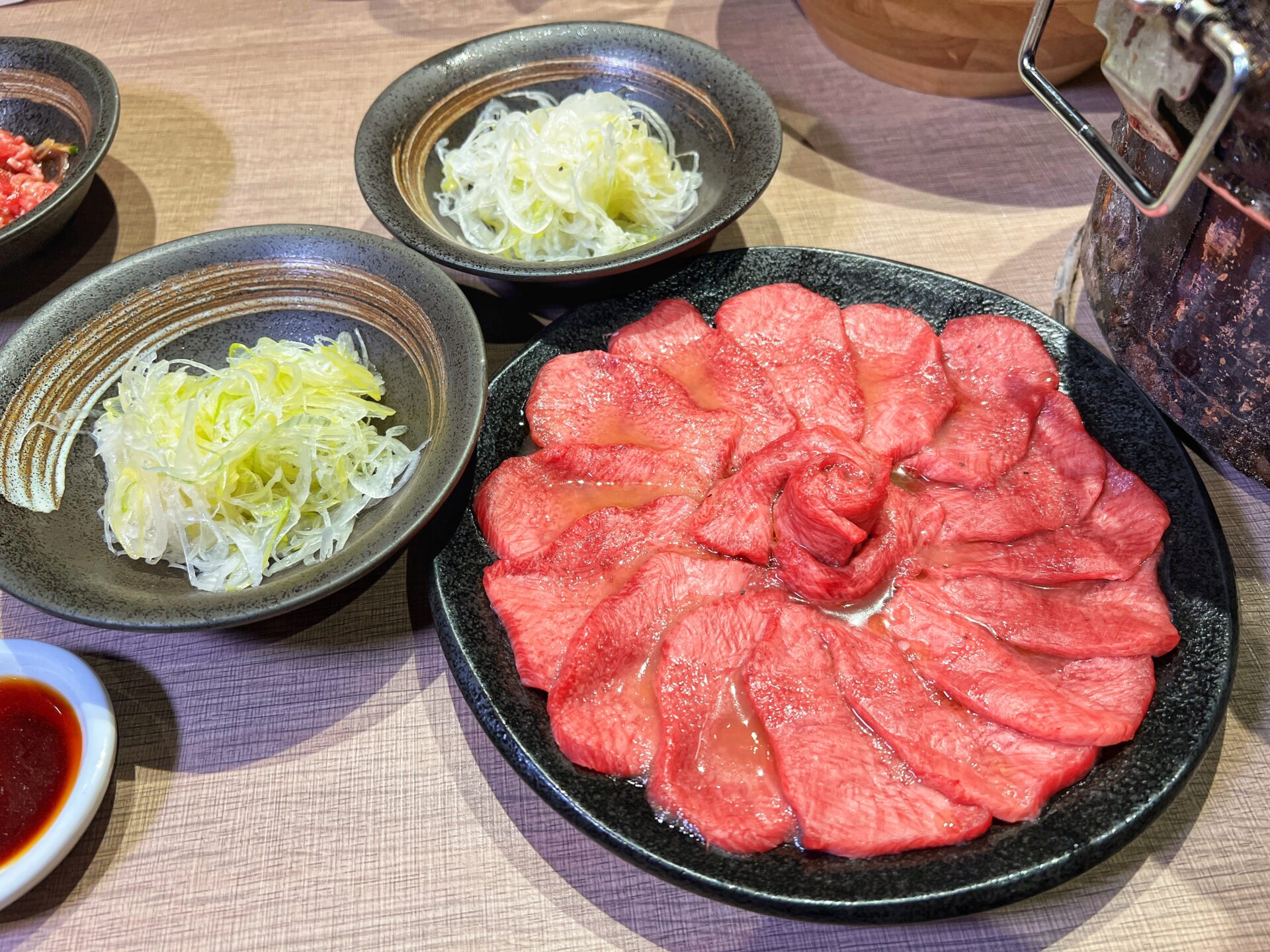 草加市「炭火焼肉 和 松原団地店」生タンの極厚牛タンと和牛の大トロで贅沢焼肉