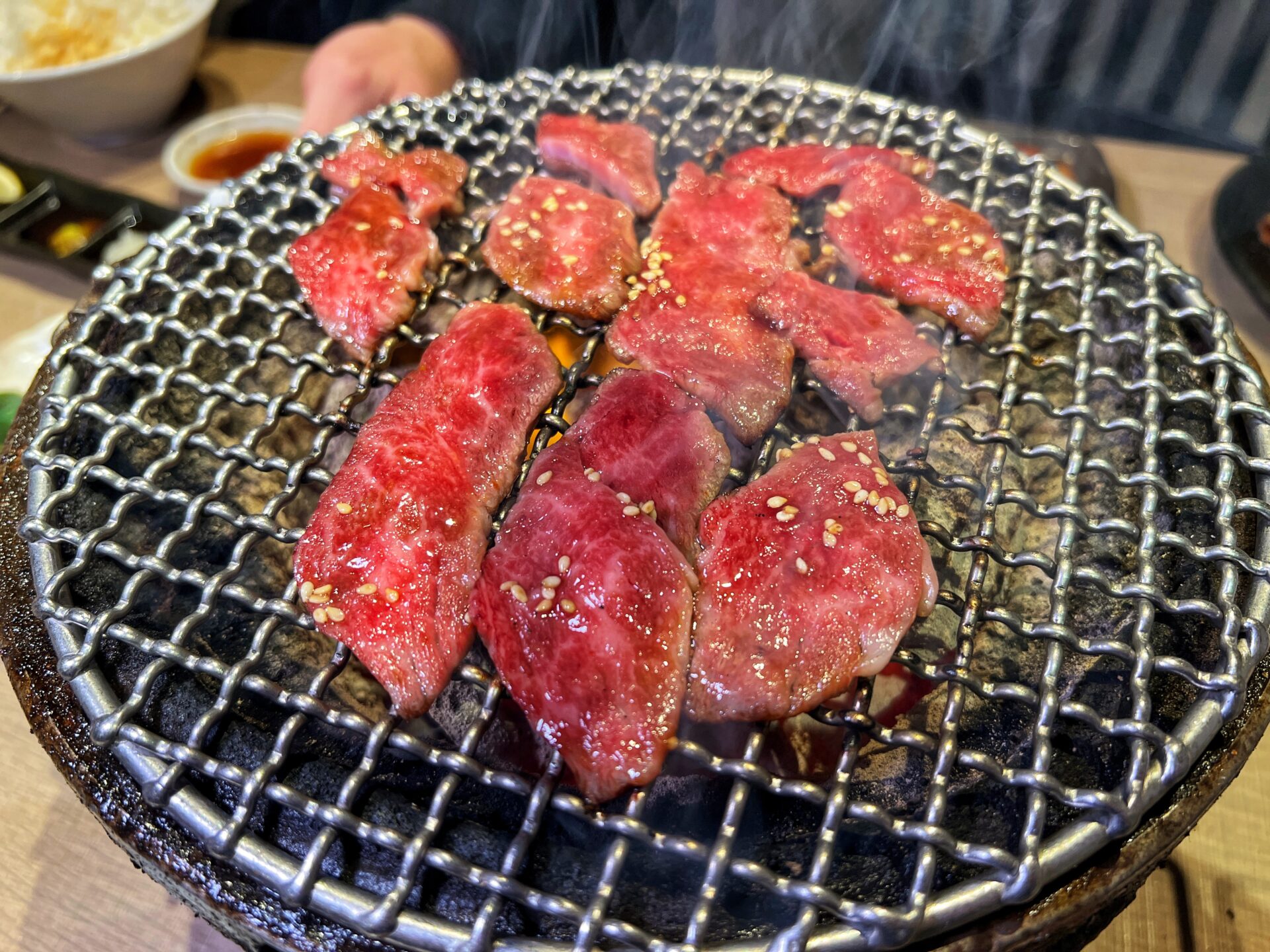 草加市「炭火焼肉 和 松原団地店」生タンの極厚牛タンと和牛の大トロで贅沢焼肉