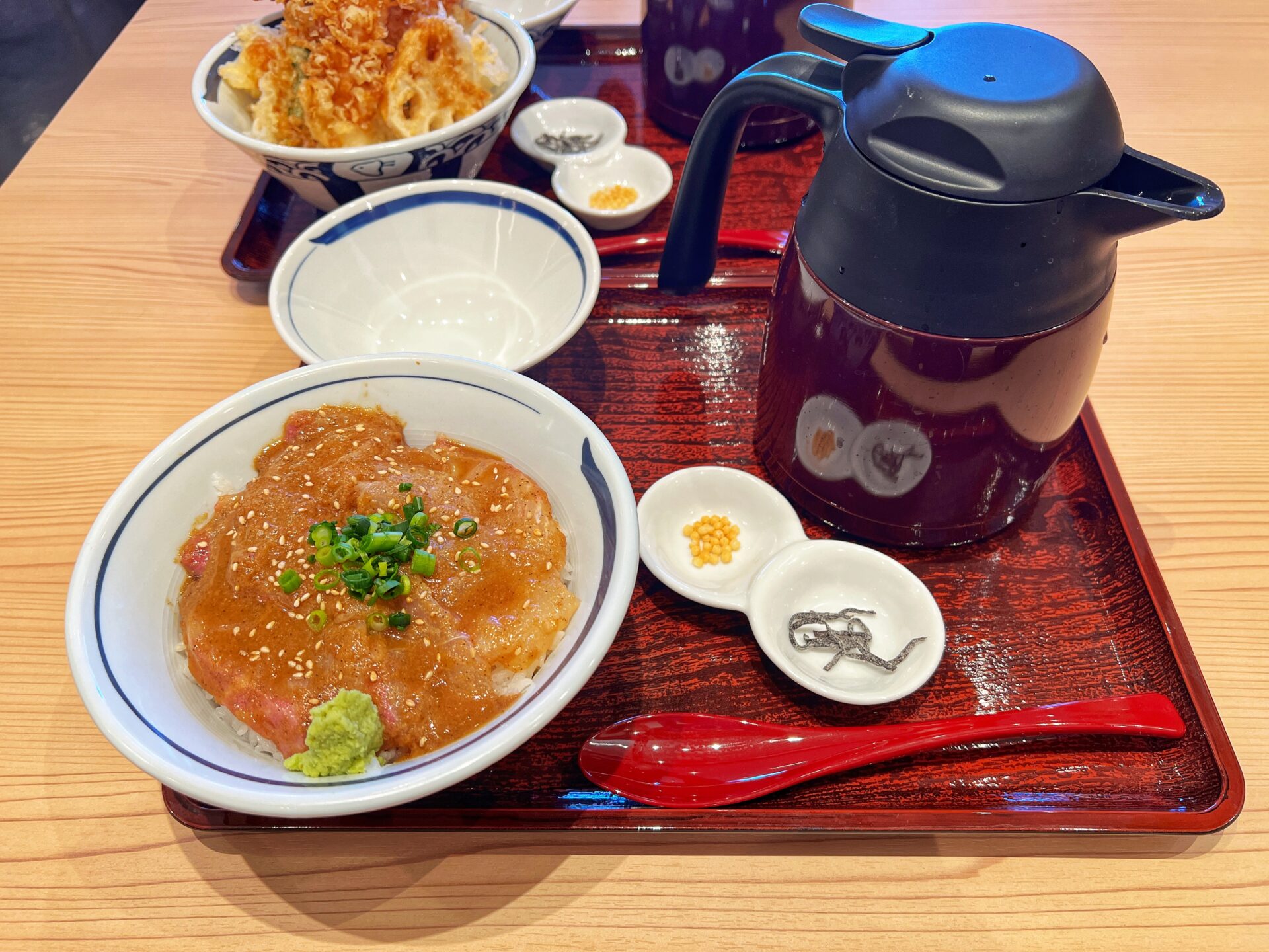 久喜市「築地食堂源ちゃん モラージュ菖蒲店」3つ選べる海鮮丼に大人のドリンク190円の店