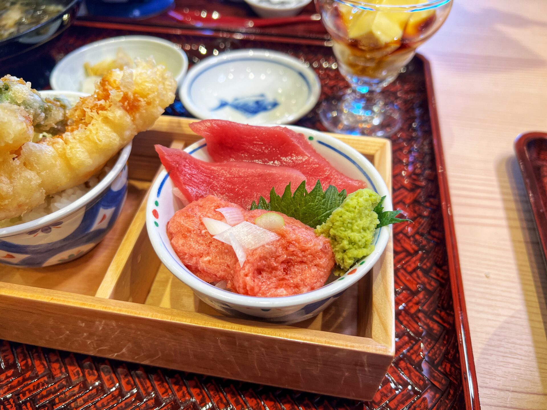 久喜市「築地食堂源ちゃん モラージュ菖蒲店」3つ選べる海鮮丼に大人のドリンク190円の店