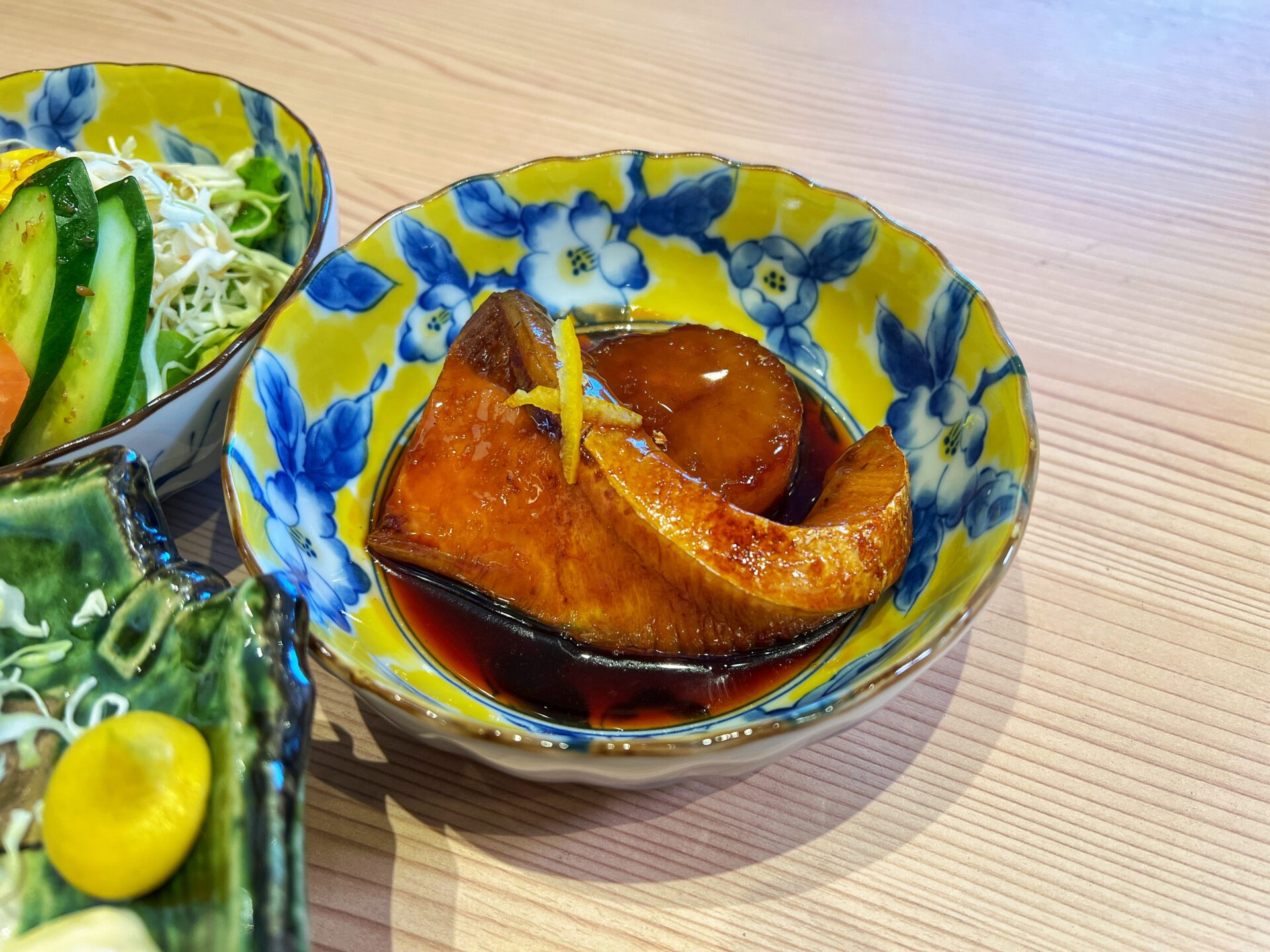 久喜市「築地食堂源ちゃん モラージュ菖蒲店」3つ選べる海鮮丼に大人のドリンク190円の店