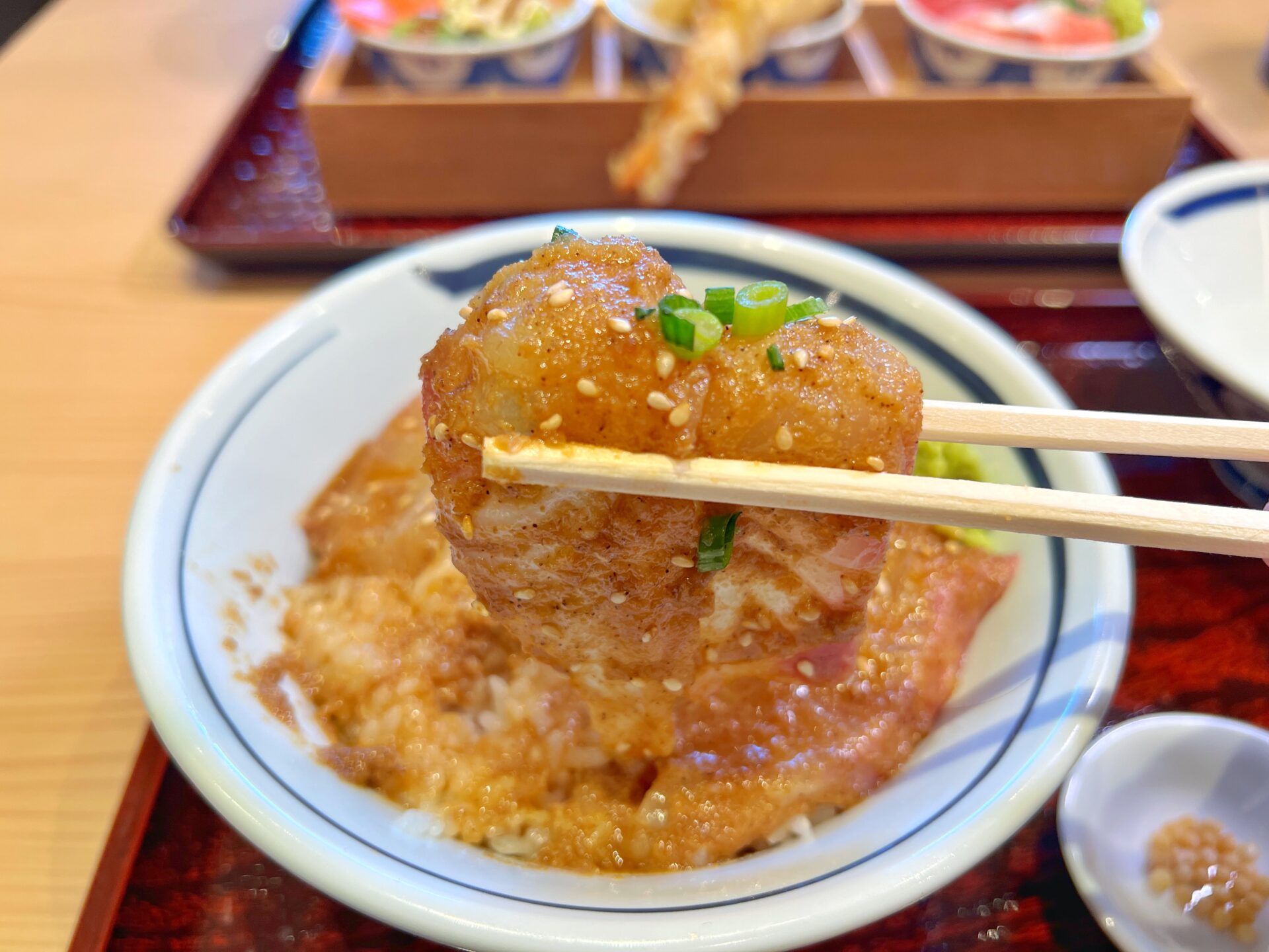 久喜市「築地食堂源ちゃん モラージュ菖蒲店」3つ選べる海鮮丼に大人のドリンク190円の店