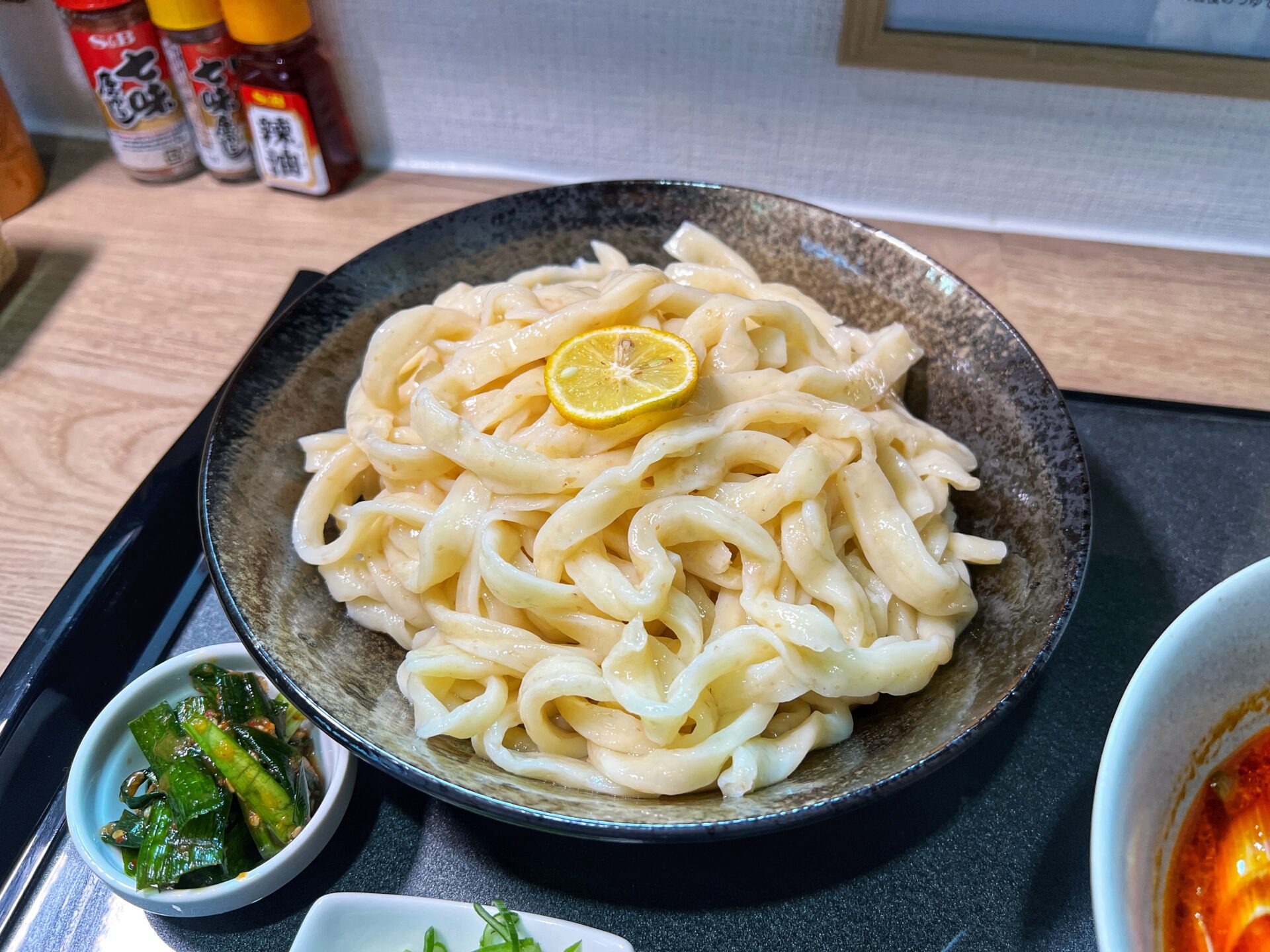 越谷市「ホルモンうどん大袋出陣」全粒粉入り自家製麺の黒毛和牛辛ホルモンうどんの新店