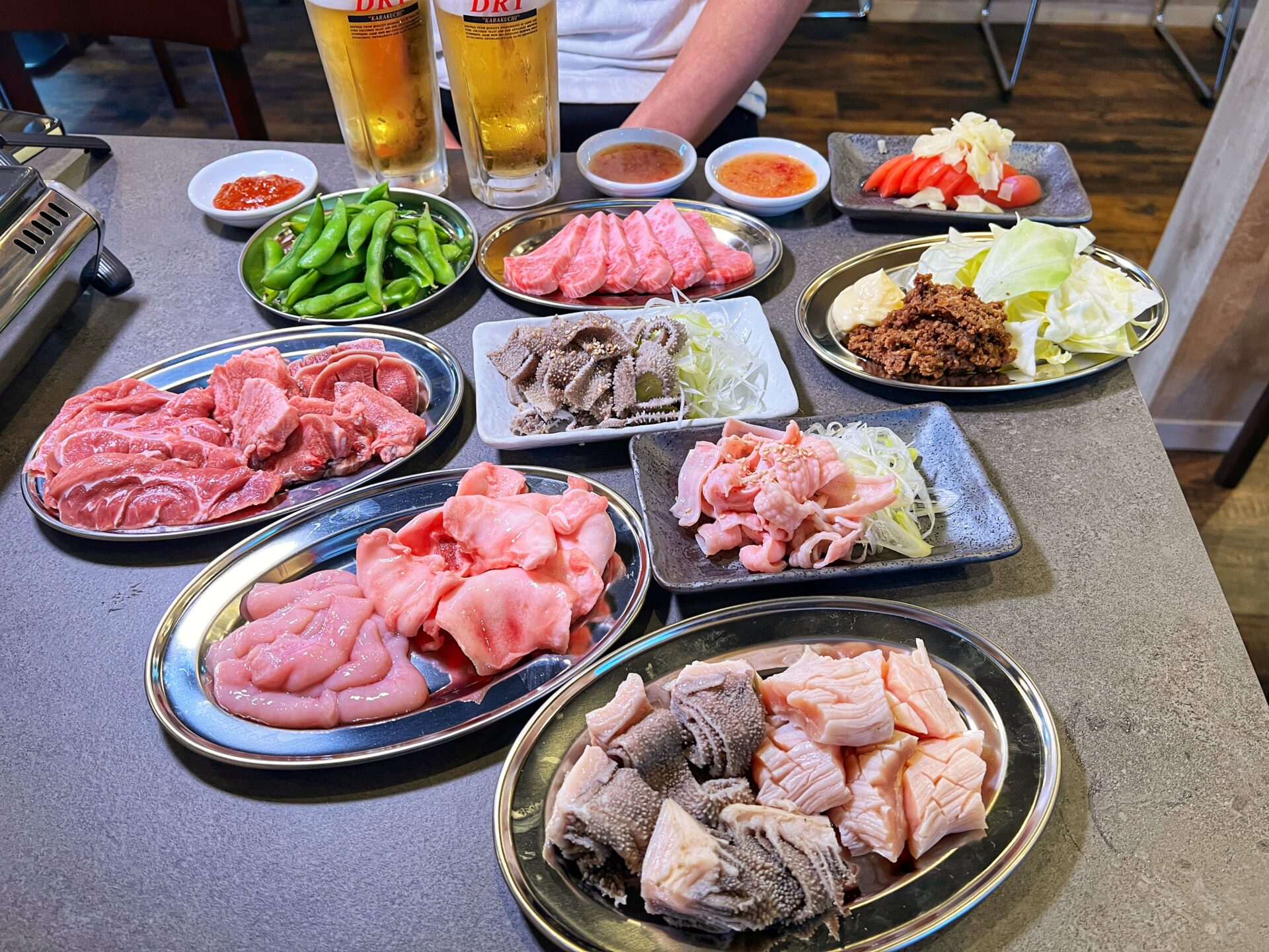 越谷市「ホルモンまめちゃん」昼飲みもできるペット可なホルモン焼肉の新店