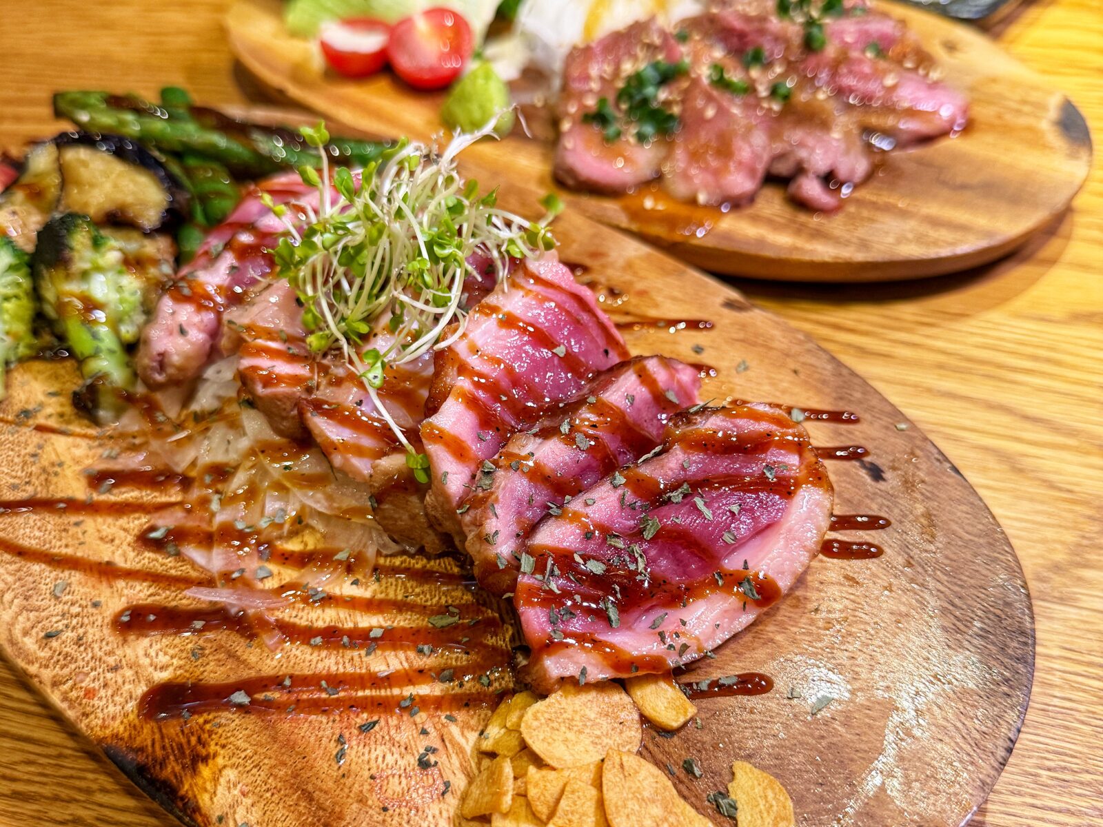 さいたま市「肉居酒屋HAL 南浦和店」1ポンドの塊肉にデカ海老ビアヒージョの新店！