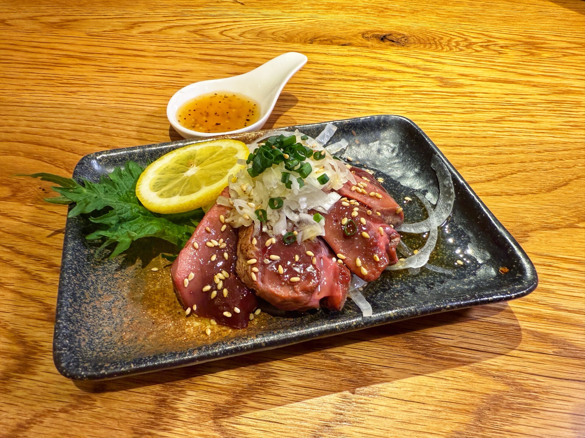 さいたま市「肉居酒屋HAL 南浦和店」1ポンドの塊肉にデカ海老ビアヒージョの新店！
