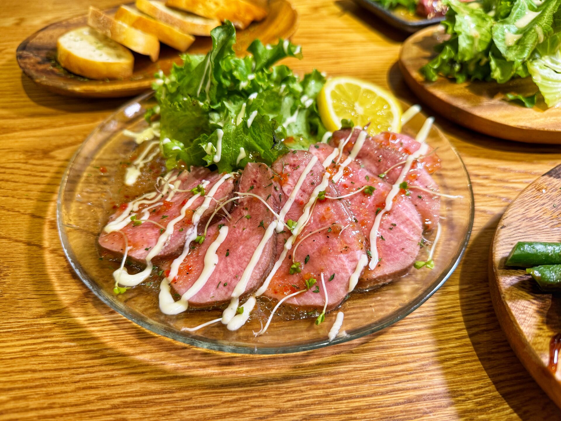 さいたま市「肉居酒屋HAL 南浦和店」1ポンドの塊肉にデカ海老ビアヒージョの新店！