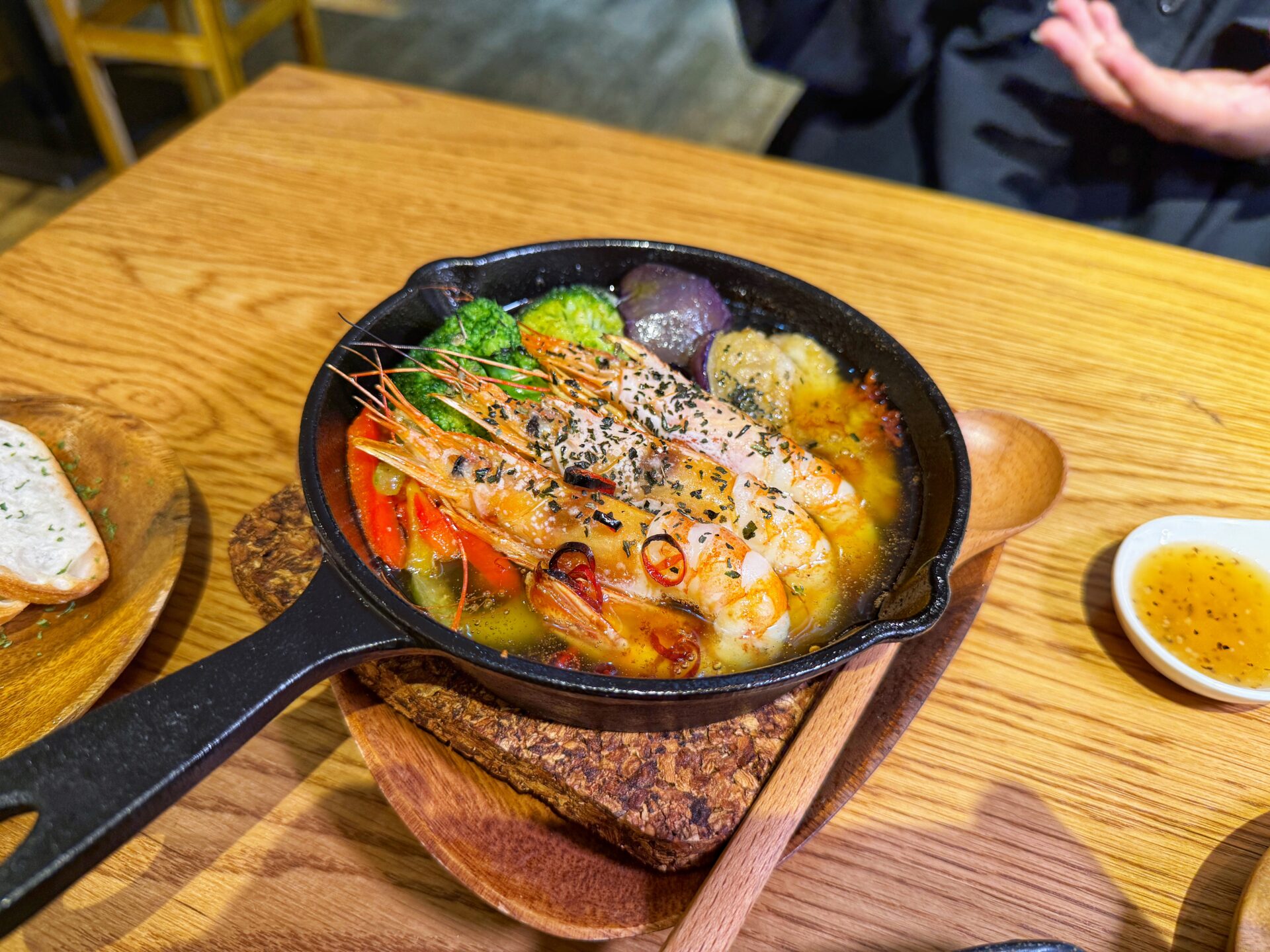 さいたま市「肉居酒屋HAL 南浦和店」1ポンドの塊肉にデカ海老ビアヒージョの新店！