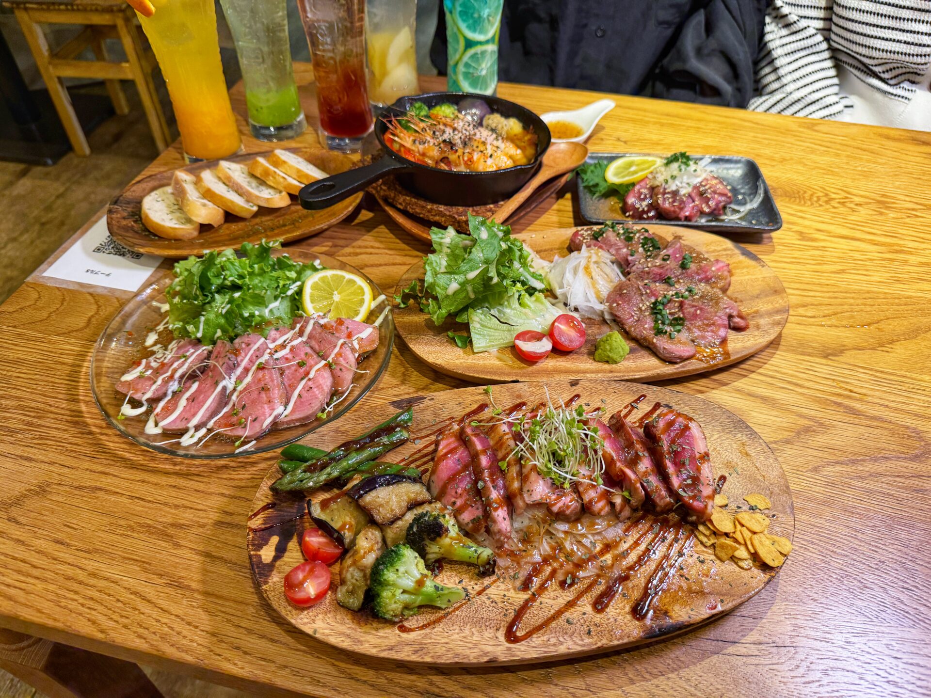 さいたま市「肉居酒屋HAL 南浦和店」1ポンドの塊肉にデカ海老ビアヒージョの新店！