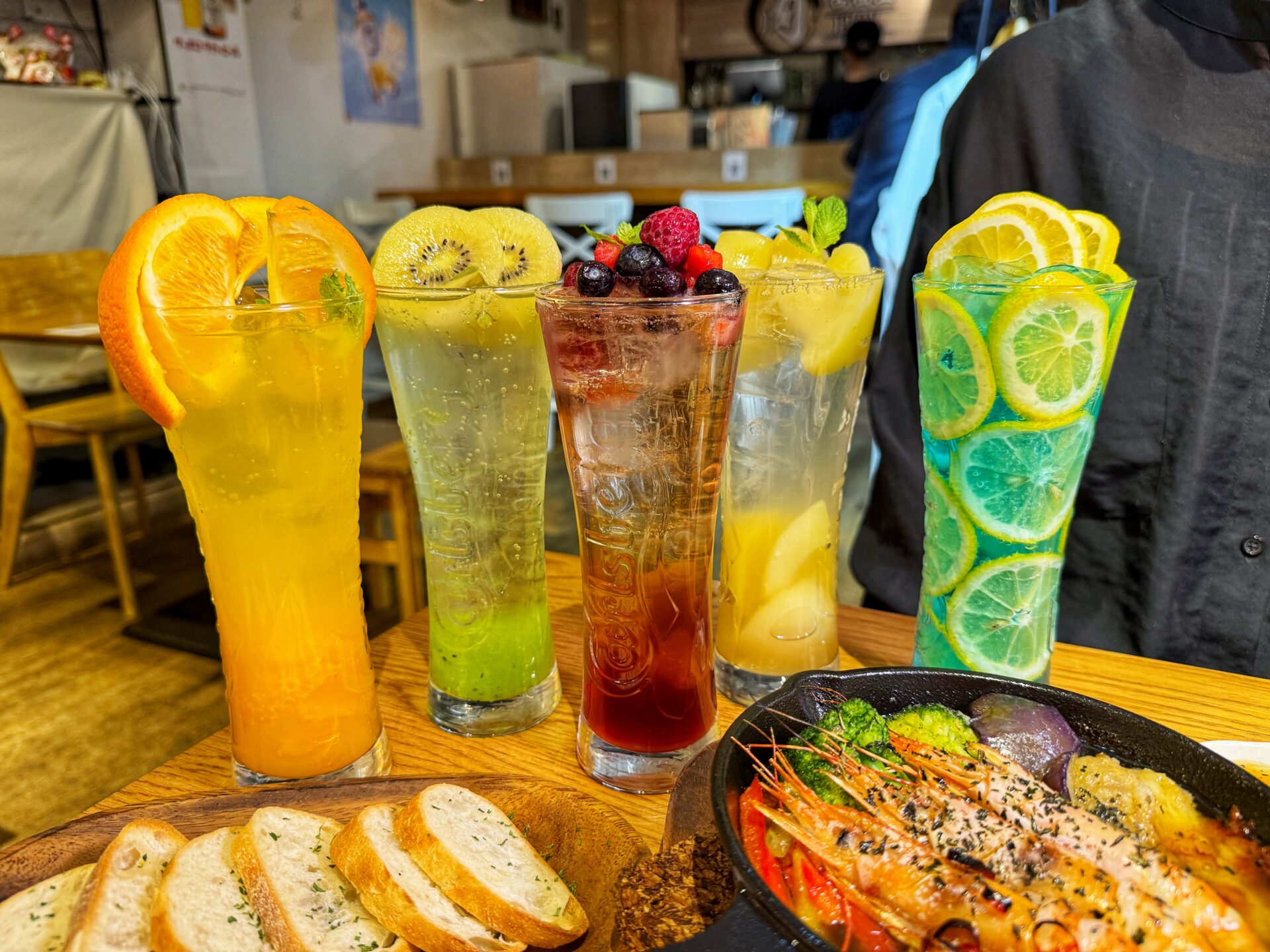 さいたま市「肉居酒屋HAL 南浦和店」1ポンドの塊肉にデカ海老ビアヒージョの新店！