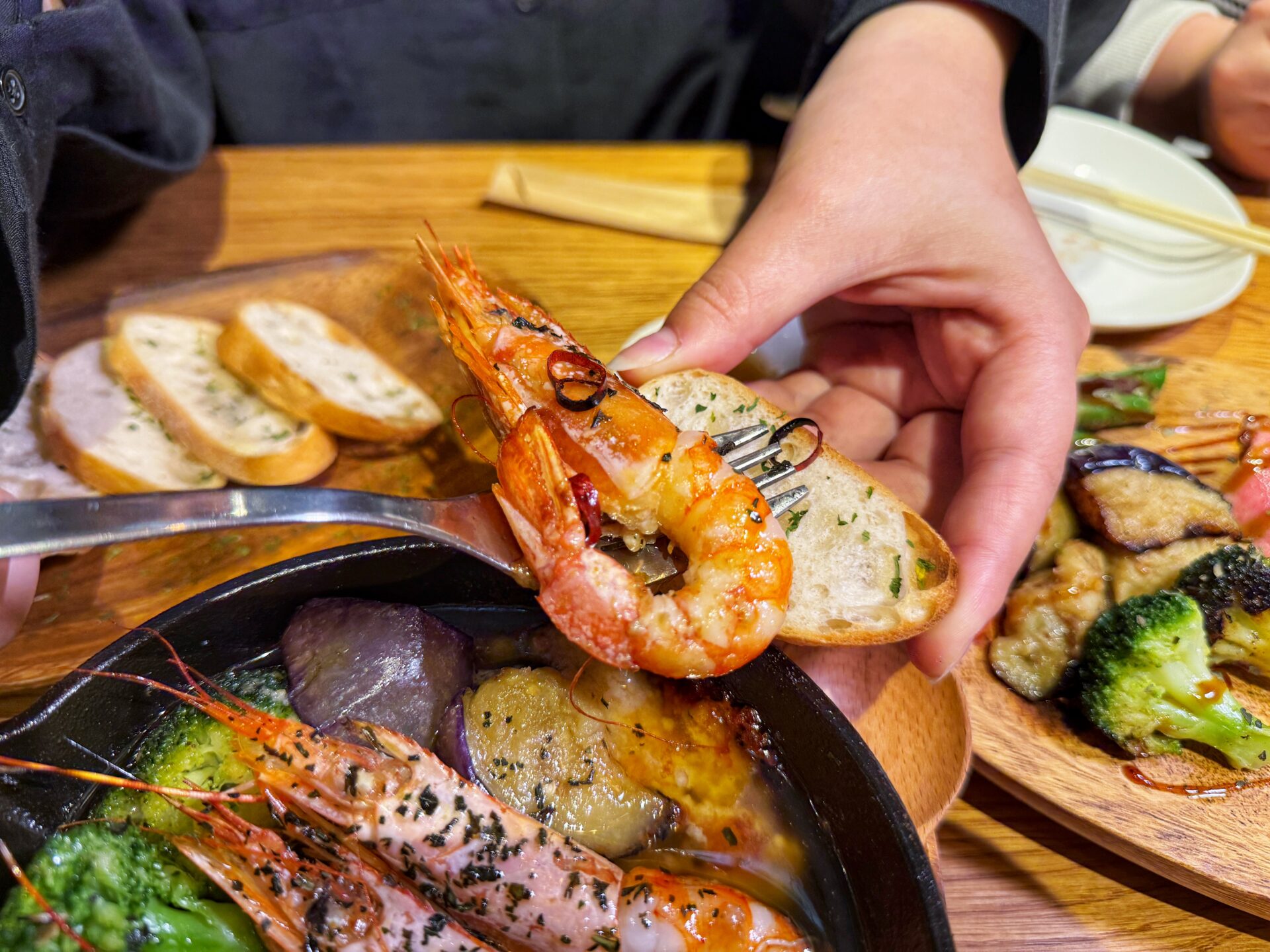 さいたま市「肉居酒屋HAL 南浦和店」1ポンドの塊肉にデカ海老ビアヒージョの新店！