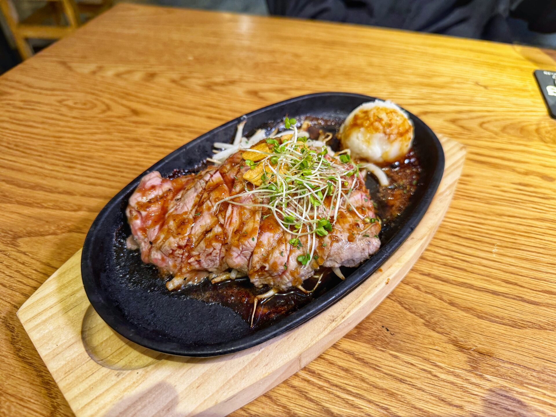 さいたま市「肉居酒屋HAL 南浦和店」1ポンドの塊肉にデカ海老ビアヒージョの新店！
