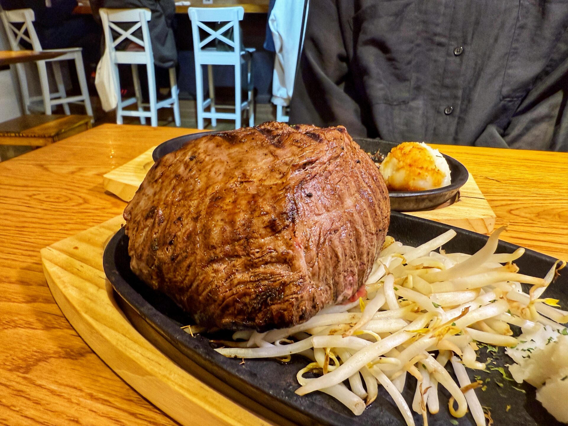 さいたま市「肉居酒屋HAL 南浦和店」1ポンドの塊肉にデカ海老ビアヒージョの新店！