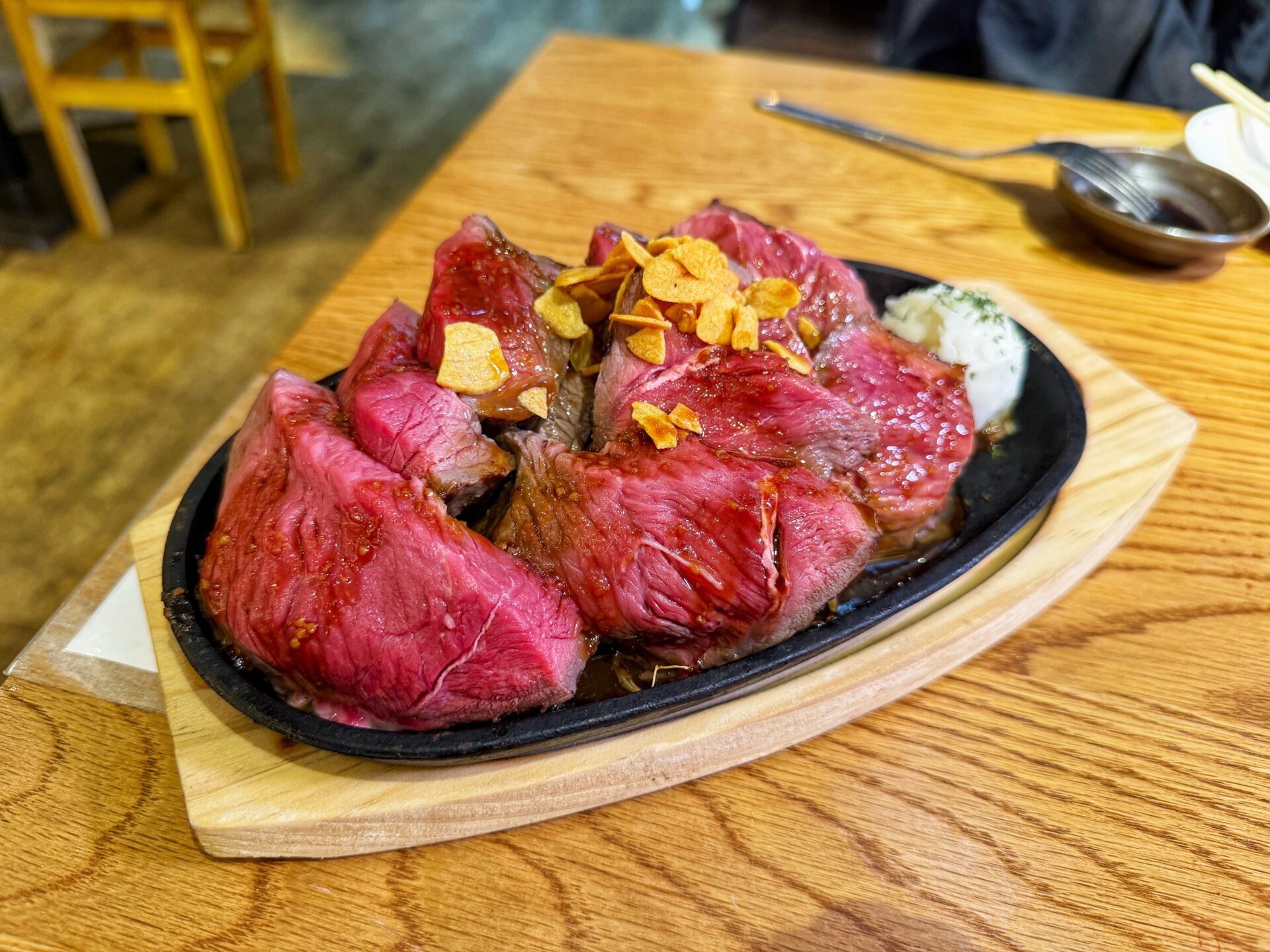 さいたま市「肉居酒屋HAL 南浦和店」1ポンドの塊肉にデカ海老ビアヒージョの新店！