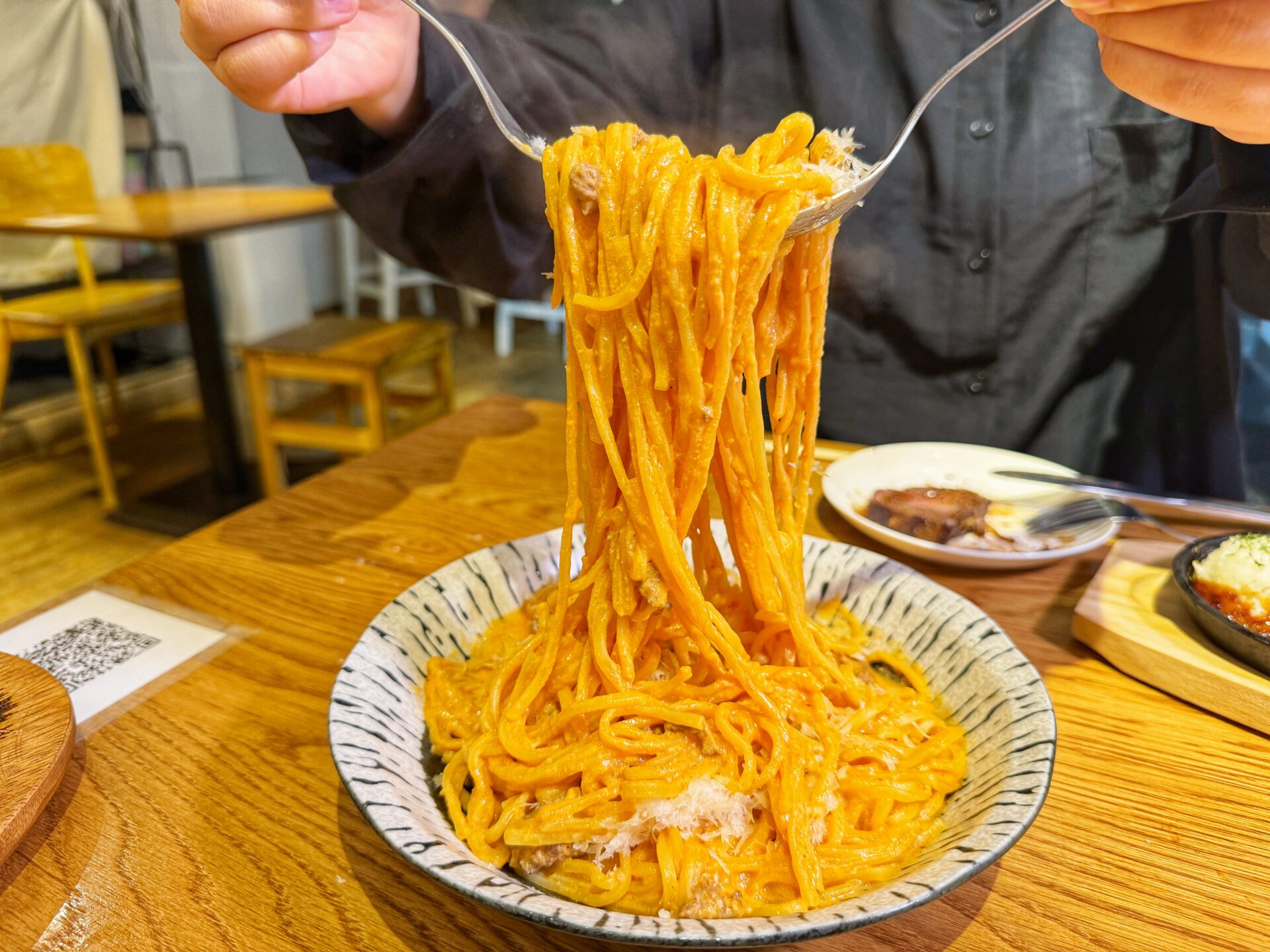 さいたま市「肉居酒屋HAL 南浦和店」1ポンドの塊肉にデカ海老ビアヒージョの新店！
