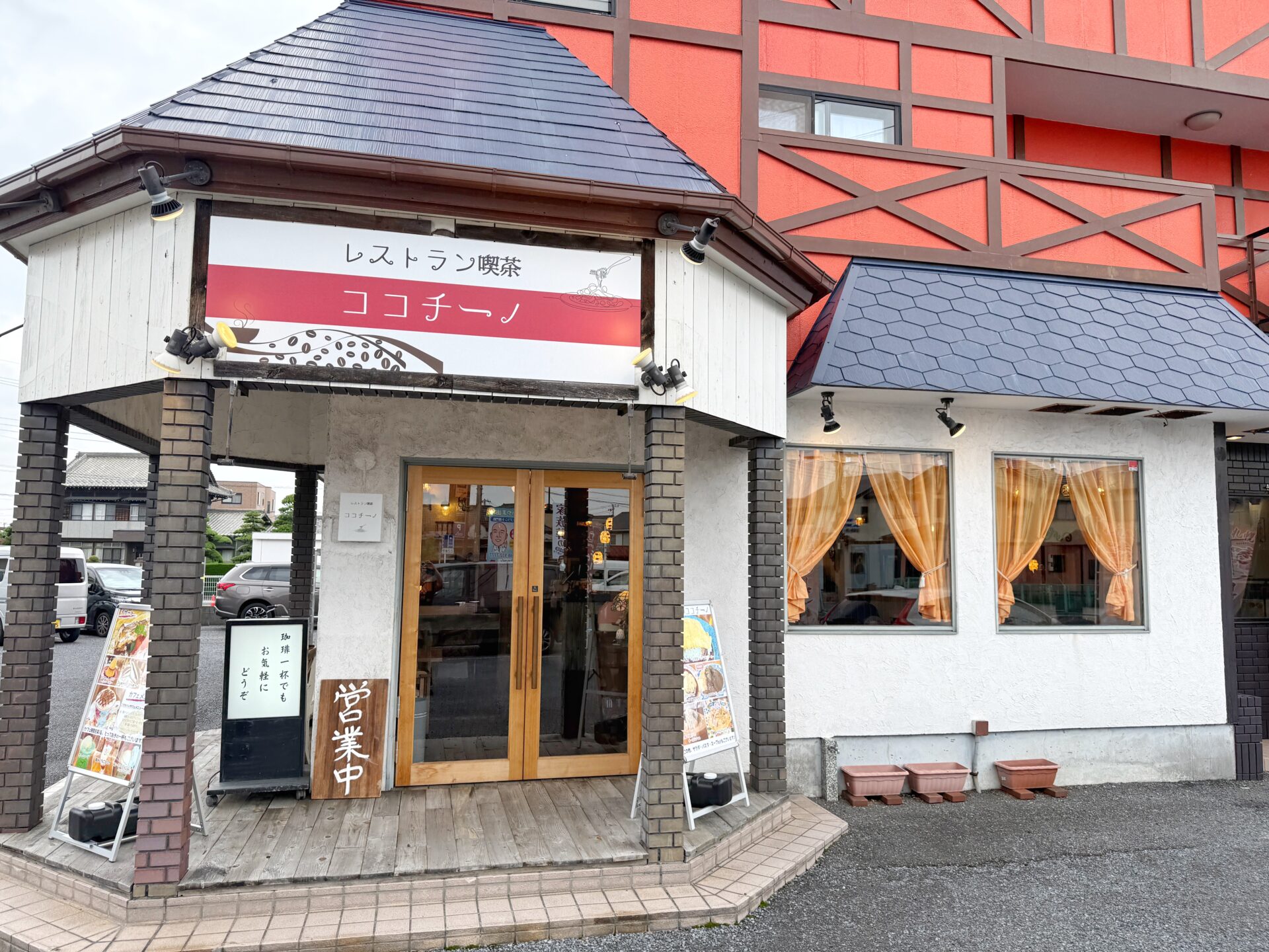 越谷市「カフェレストラン喫茶ココチーノ」ぷるぷる半熟オムライスが絶品のレトロ喫茶