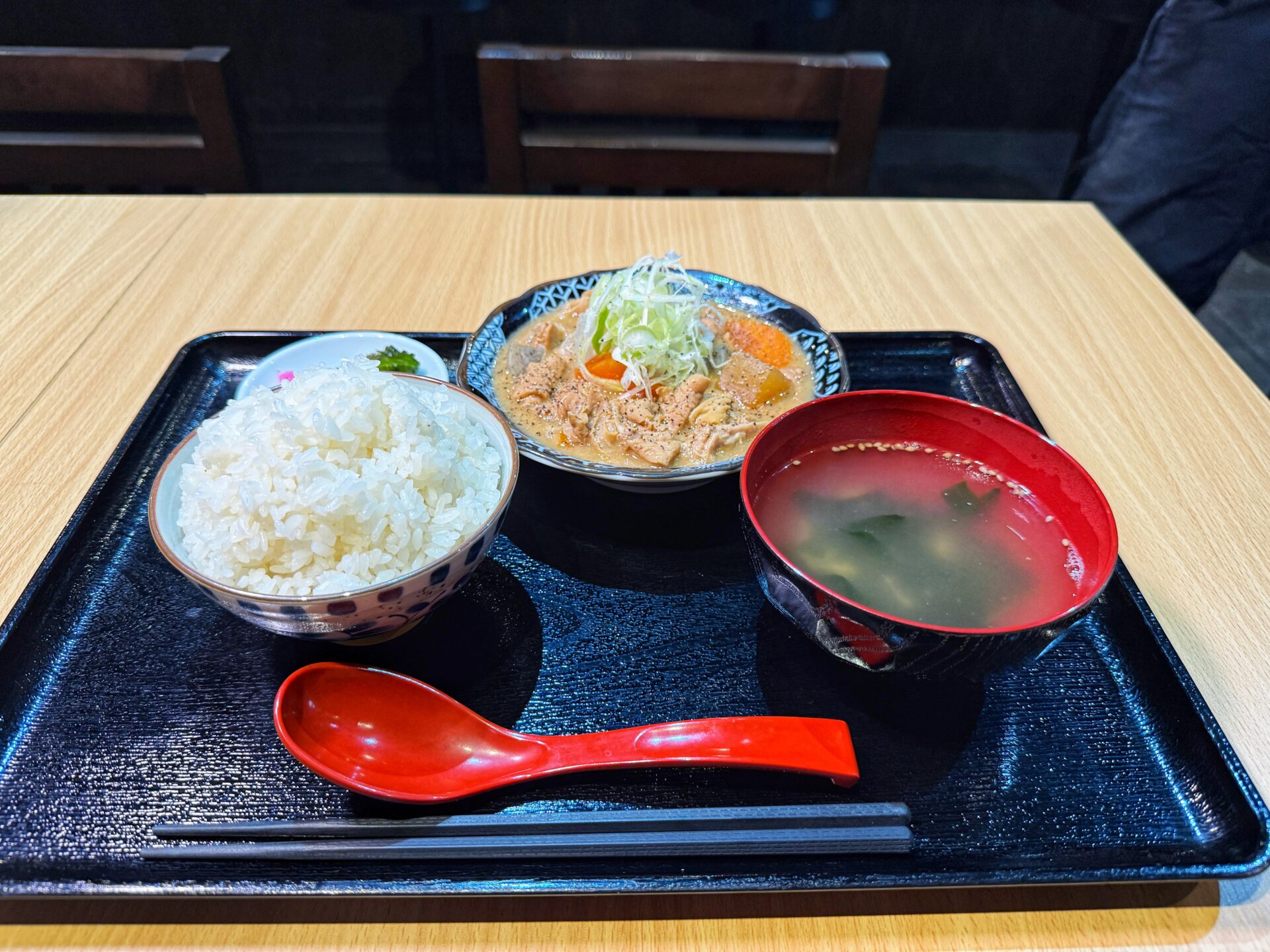 さいたま市「煮込の我家」500円の極上もつ煮込み定食にてんこ盛りの新店が8/1オープン！