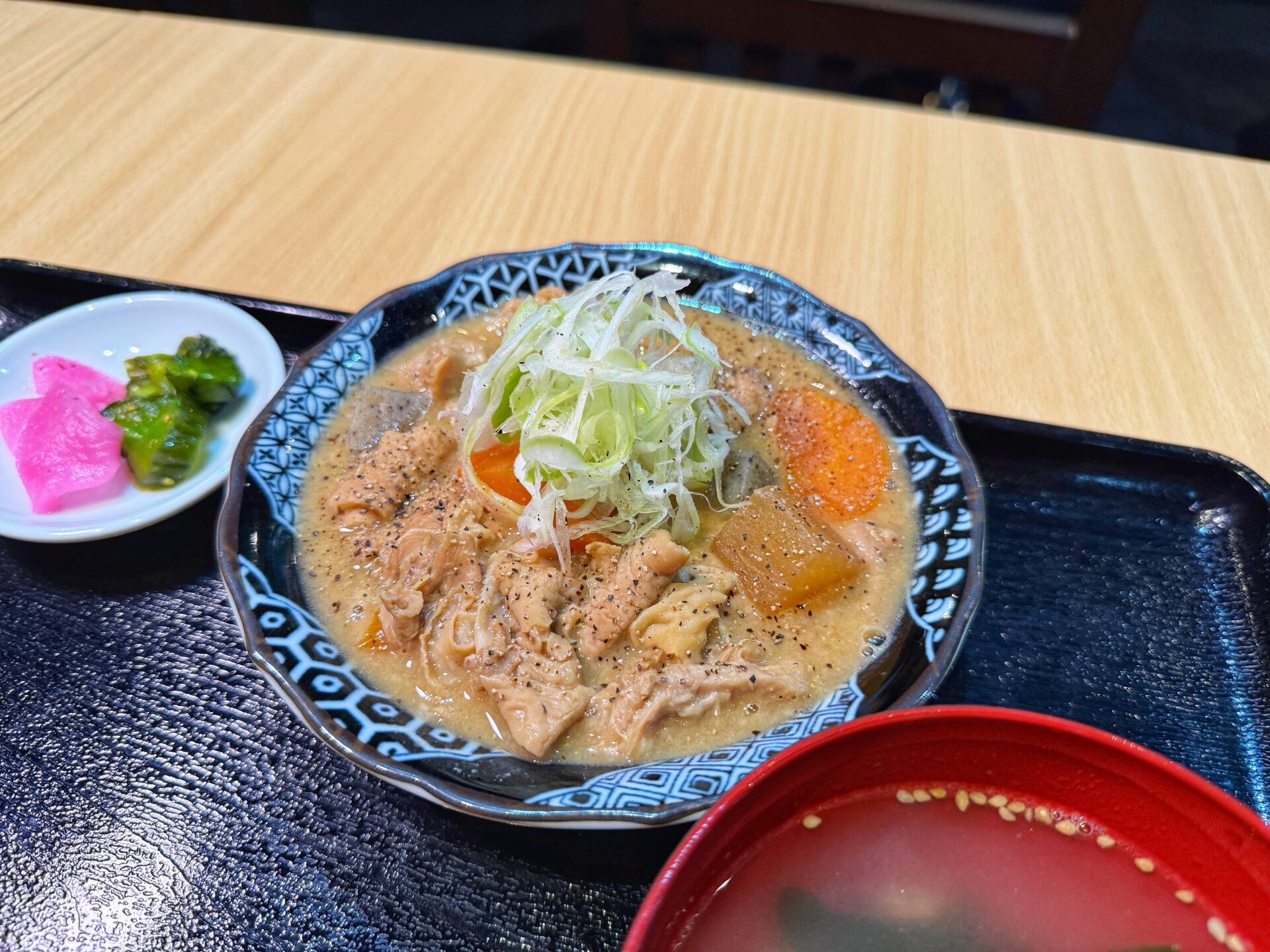さいたま市「煮込の我家」500円の極上もつ煮込み定食にてんこ盛りの新店が8/1オープン！