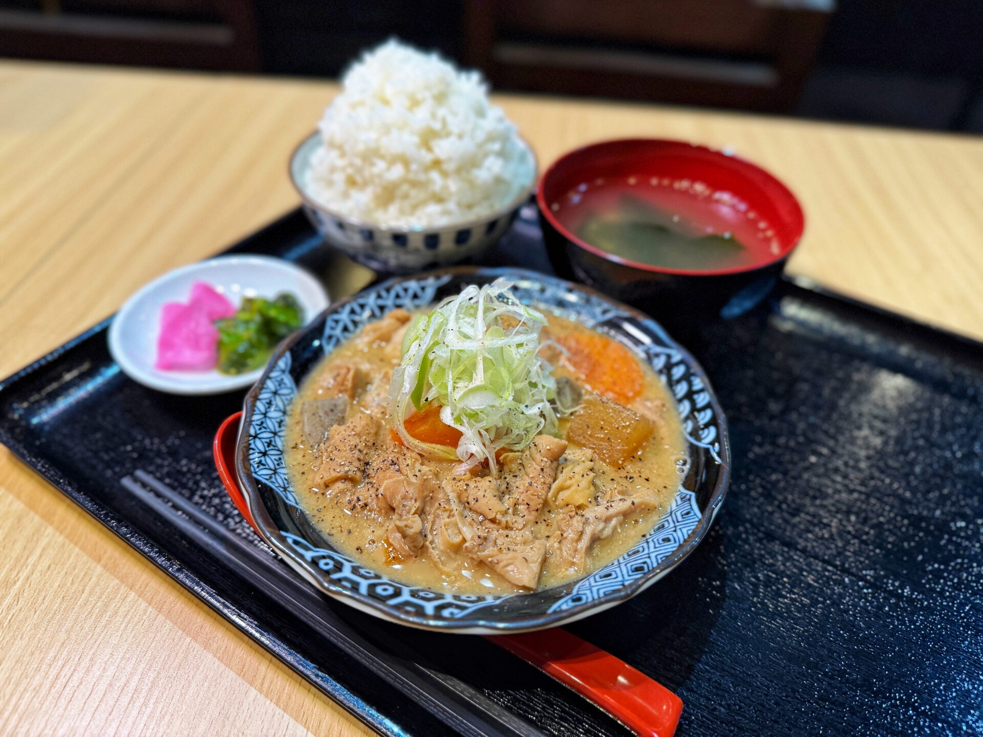 さいたま市「煮込の我家」500円の極上もつ煮込み定食にてんこ盛りの新店が8/1オープン！