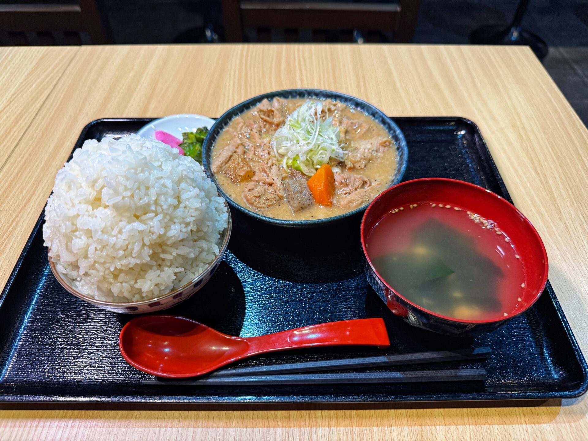 さいたま市「煮込の我家」500円の極上もつ煮込み定食にてんこ盛りの新店が8/1オープン！