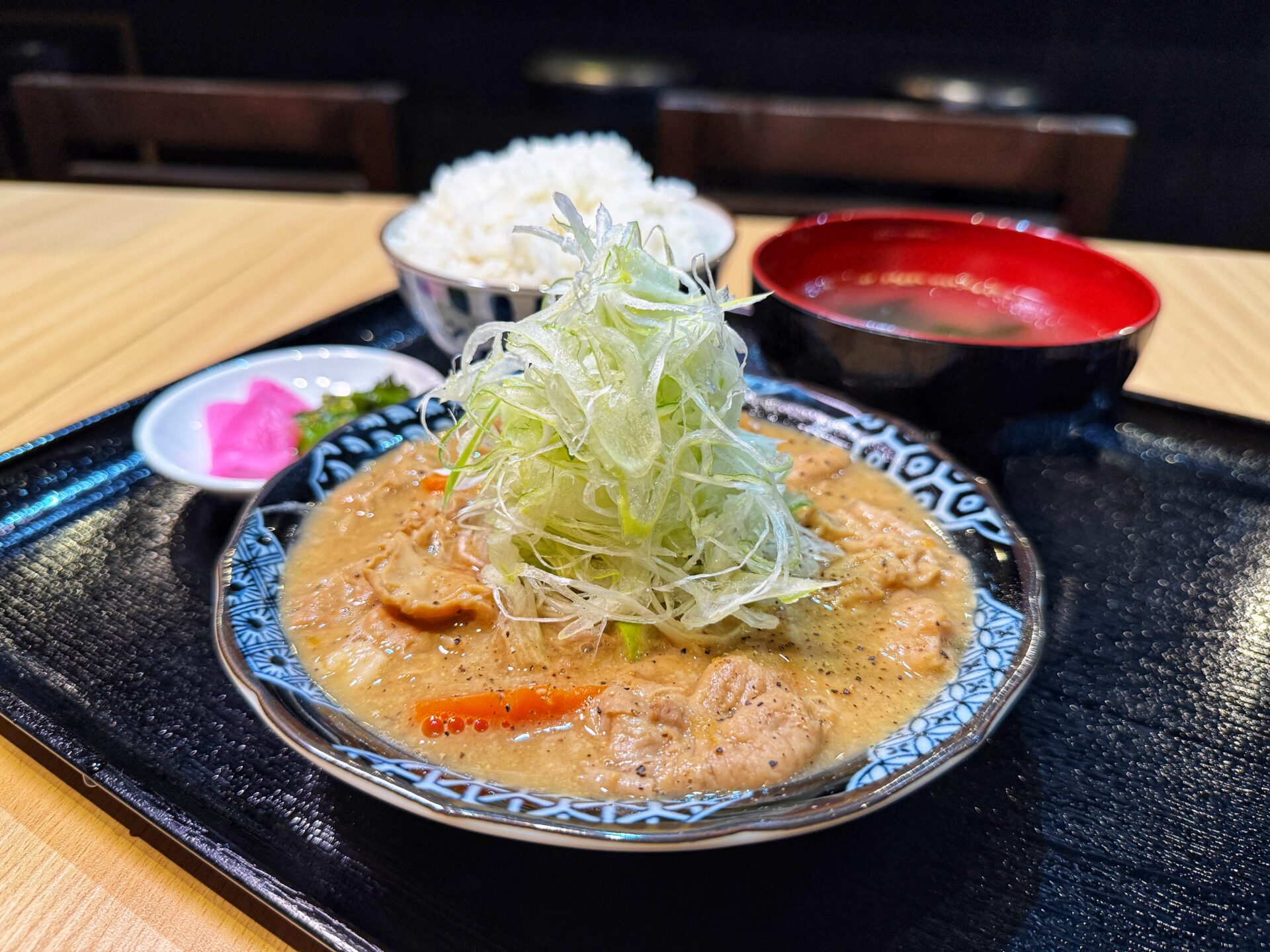 さいたま市「煮込の我家」500円の極上もつ煮込み定食にてんこ盛りの新店が8/1オープン！