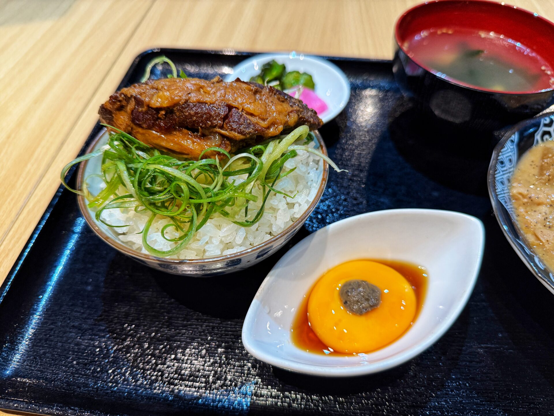 さいたま市「煮込の我家」500円の極上もつ煮込み定食にてんこ盛りの新店が8/1オープン！