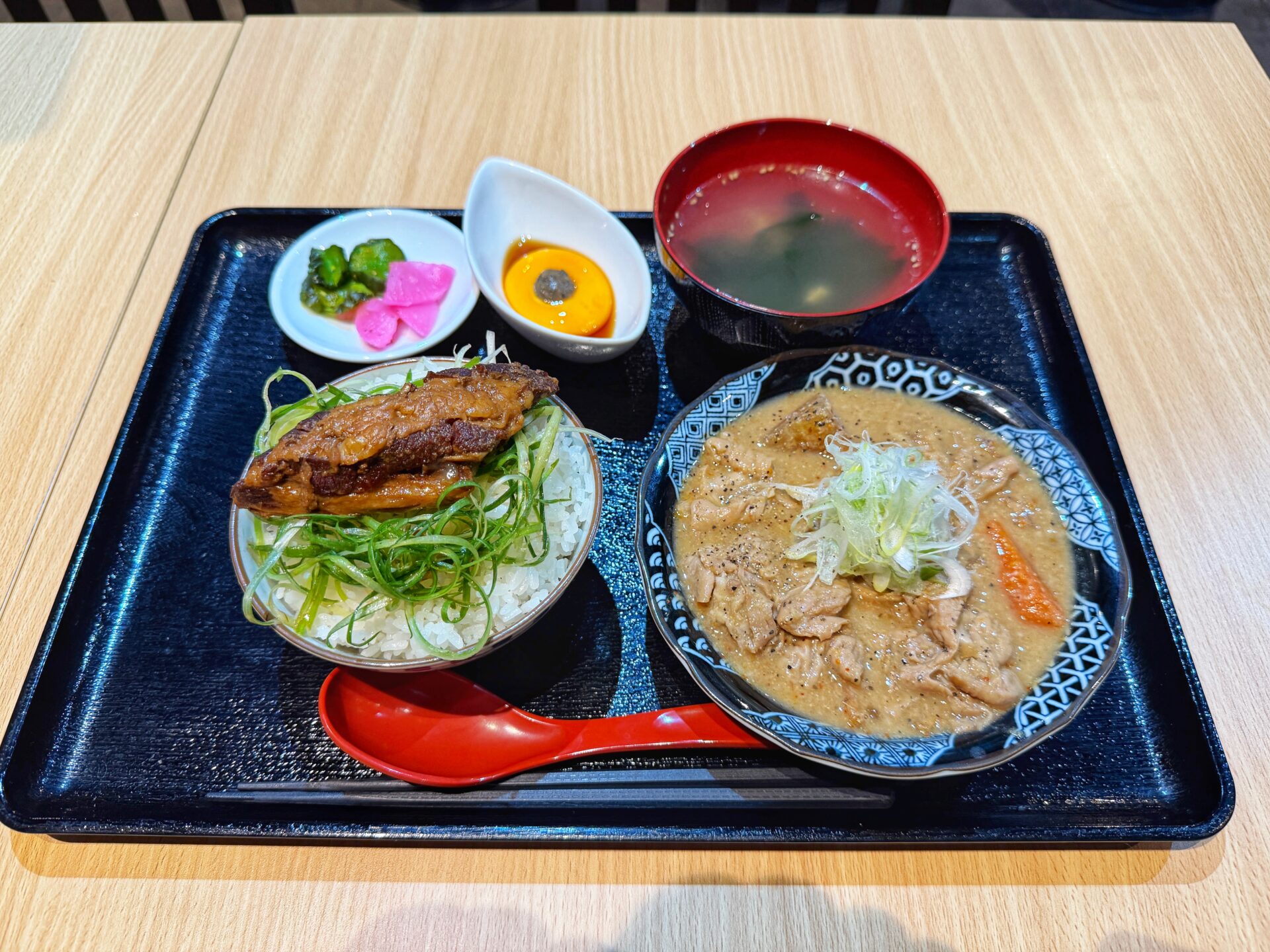 さいたま市「煮込の我家」500円の極上もつ煮込み定食にてんこ盛りの新店が8/1オープン！