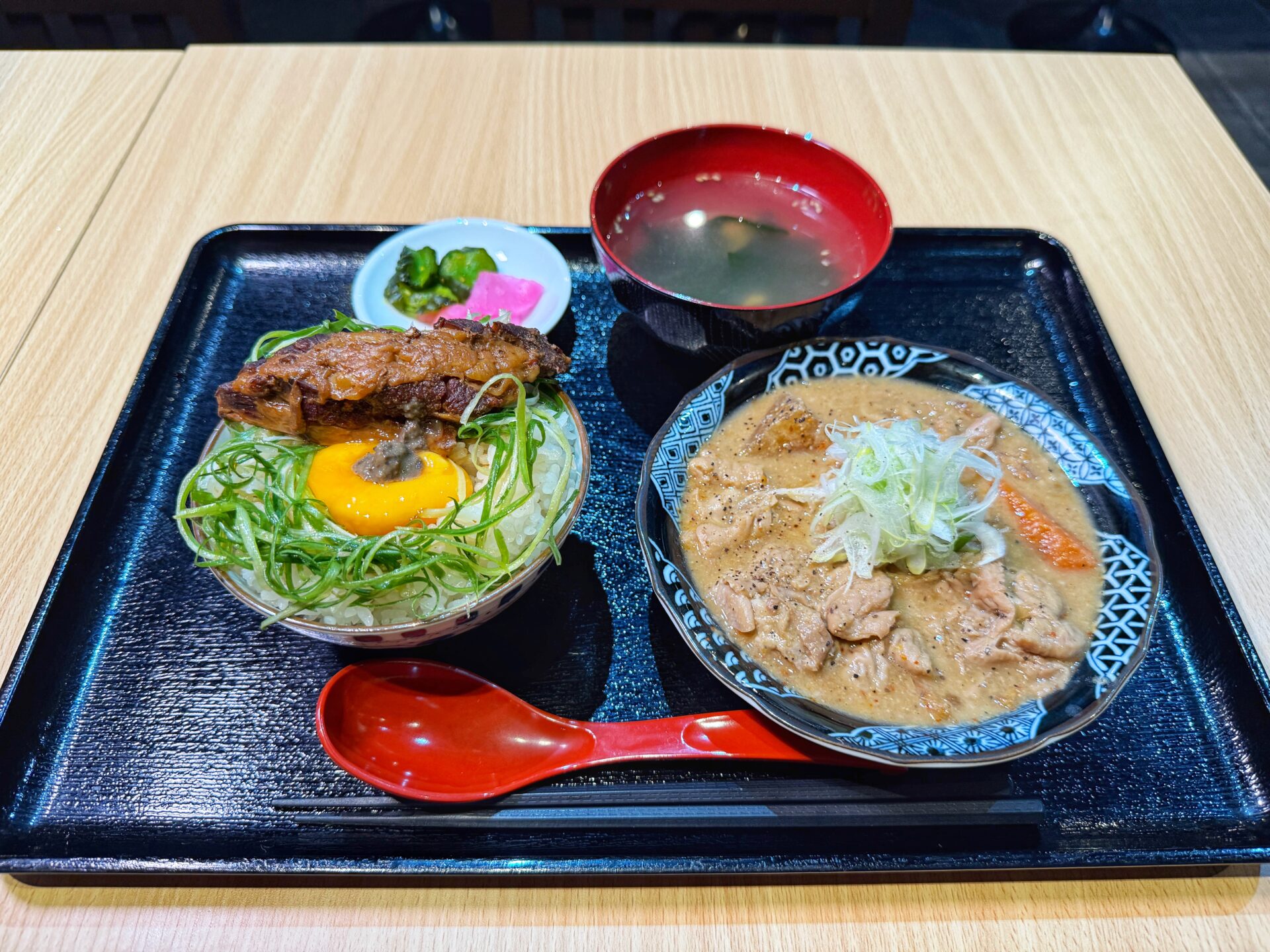 さいたま市「煮込の我家」500円の極上もつ煮込み定食にてんこ盛りの新店が8/1オープン！