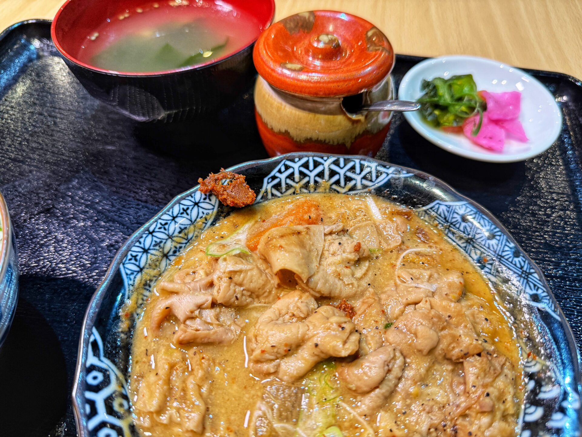 さいたま市「煮込の我家」500円の極上もつ煮込み定食にてんこ盛りの新店が8/1オープン！