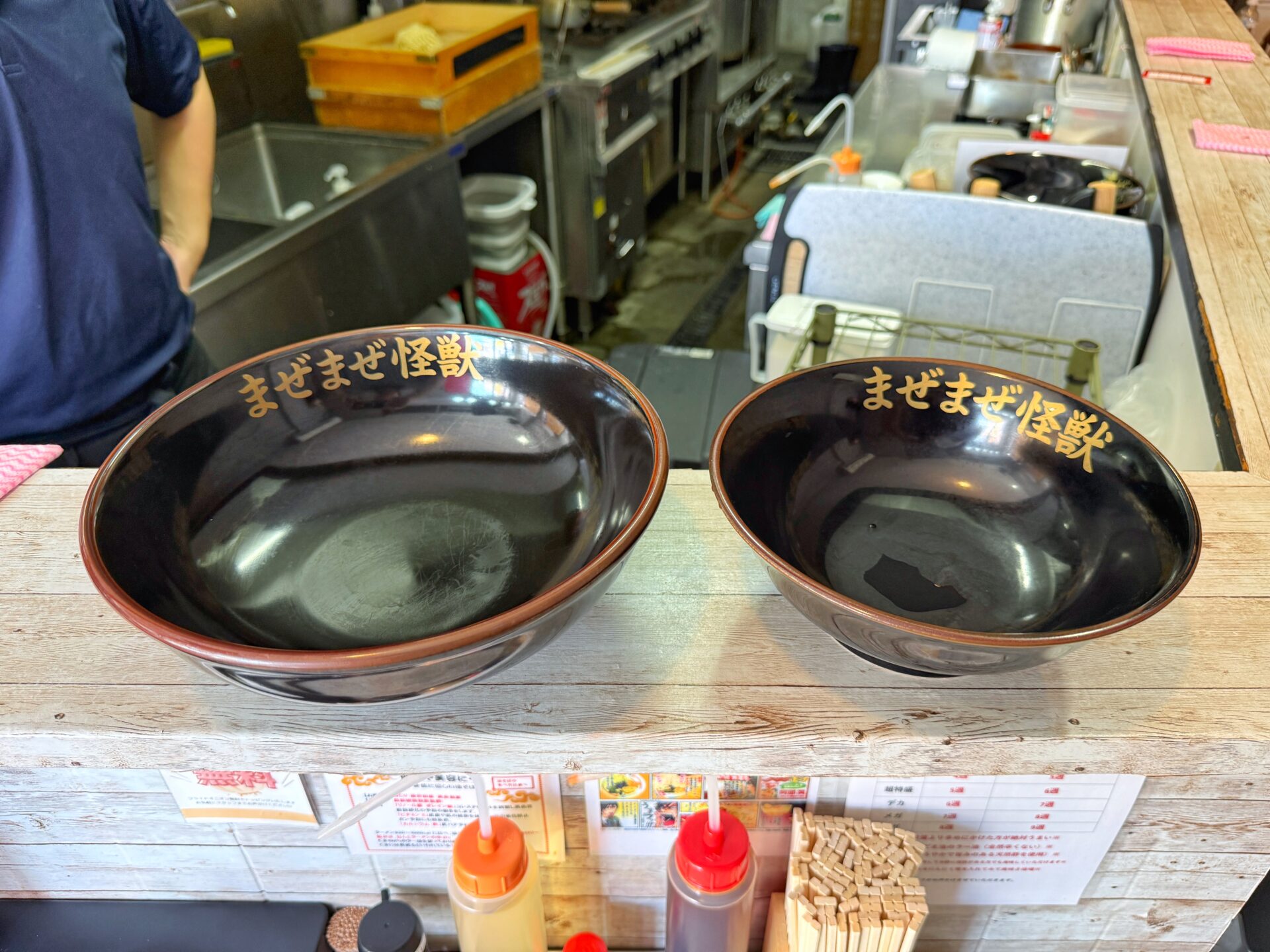 越谷市「まぜまぜ怪獣 越谷駅前店」特盛までいつでも無料！油そばのデカ盛りチャレンジも発見