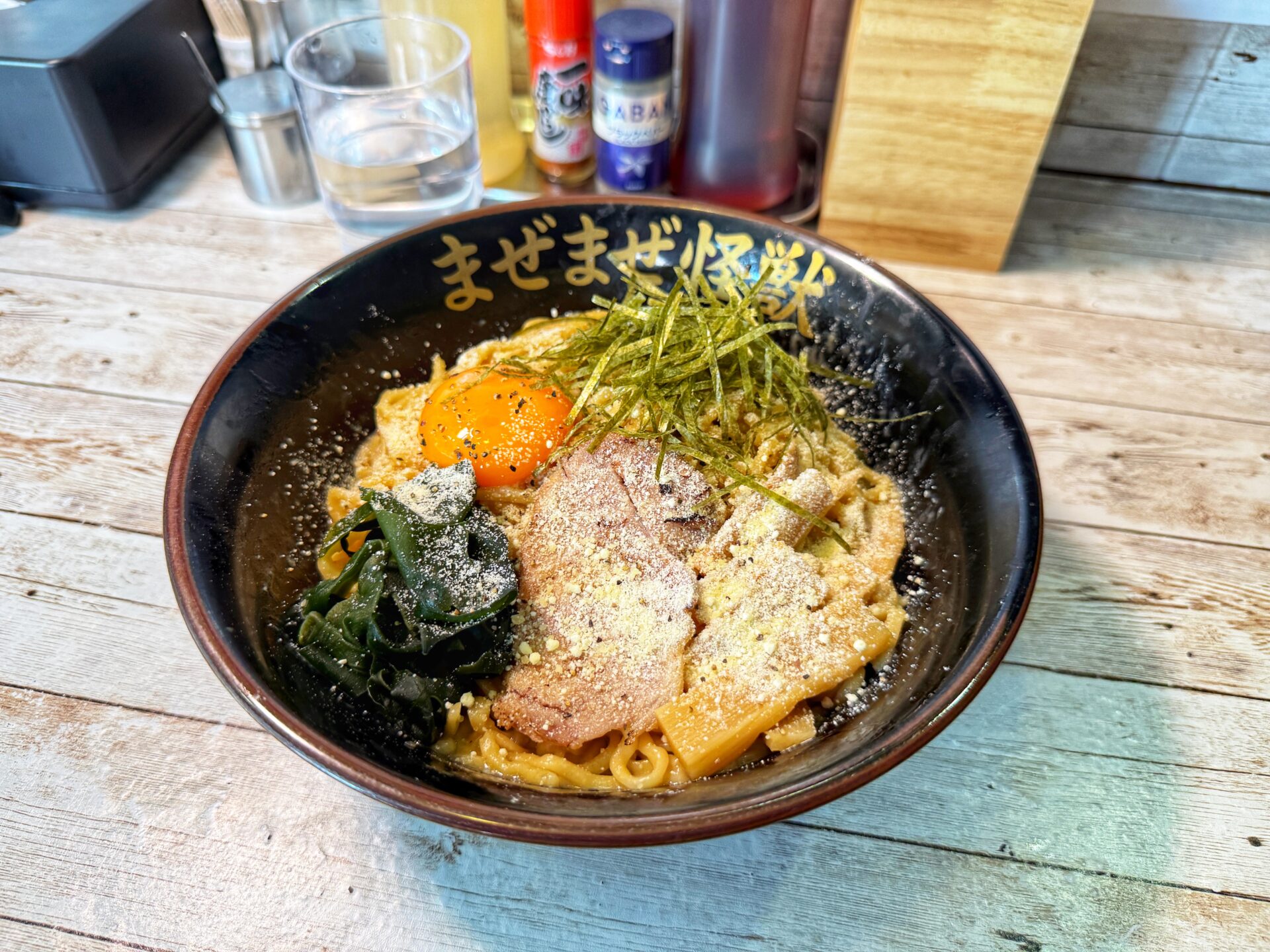 越谷市「まぜまぜ怪獣 越谷駅前店」特盛までいつでも無料！油そばのデカ盛りチャレンジも発見